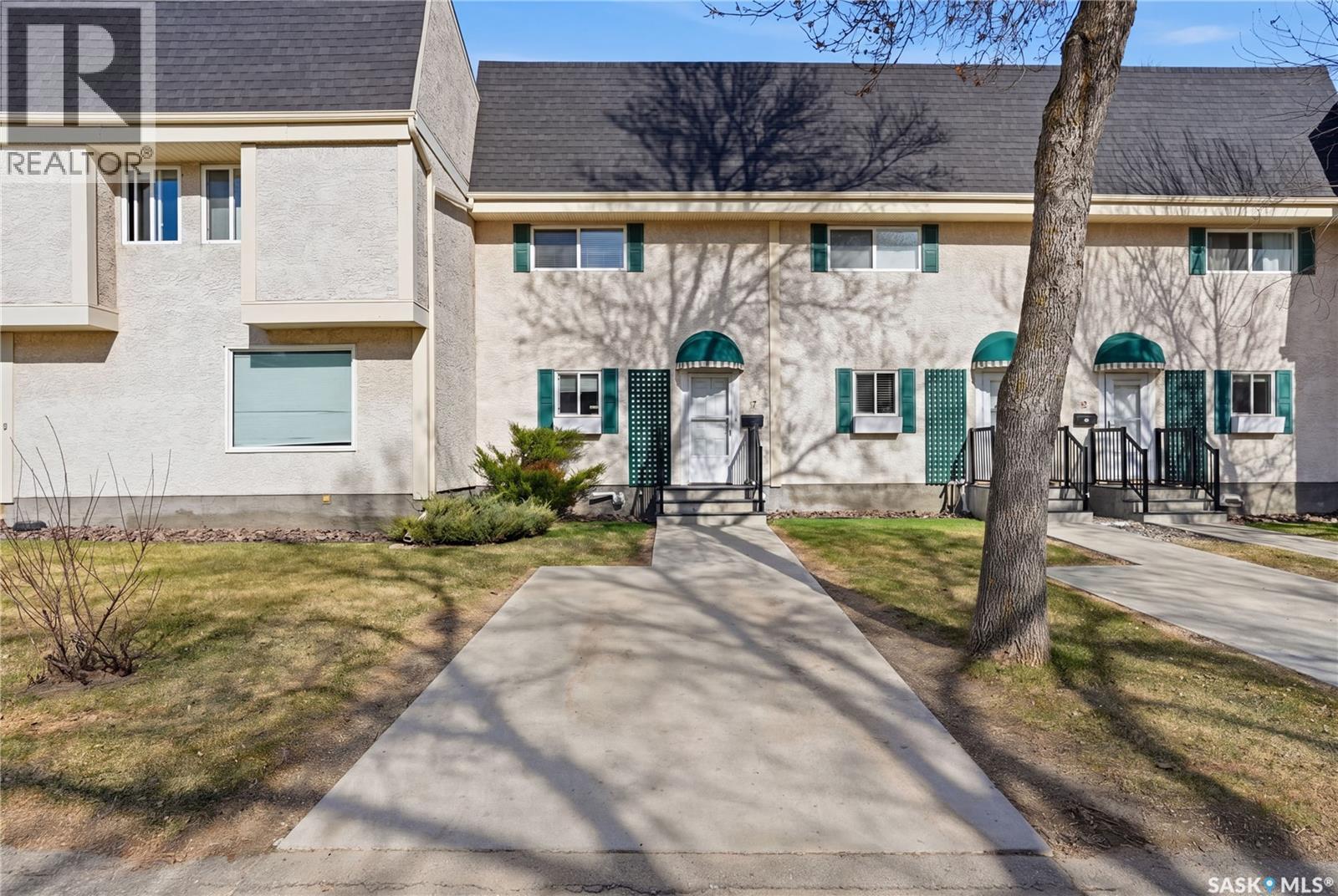 7 Killarney Way, Regina, SK - Outdoor With Facade