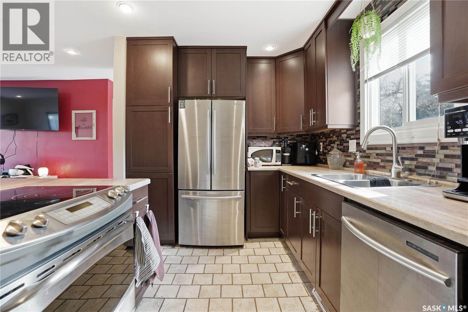 7 Killarney Way, Regina, SK - Indoor Photo Showing Kitchen With Double Sink