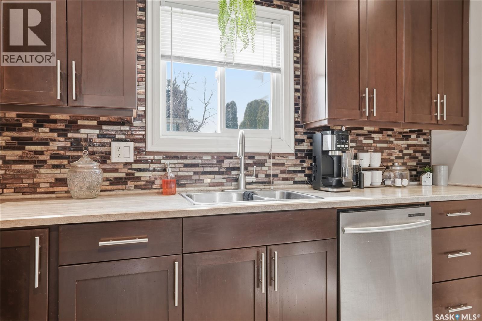 7 Killarney Way, Regina, SK - Indoor Photo Showing Kitchen With Double Sink