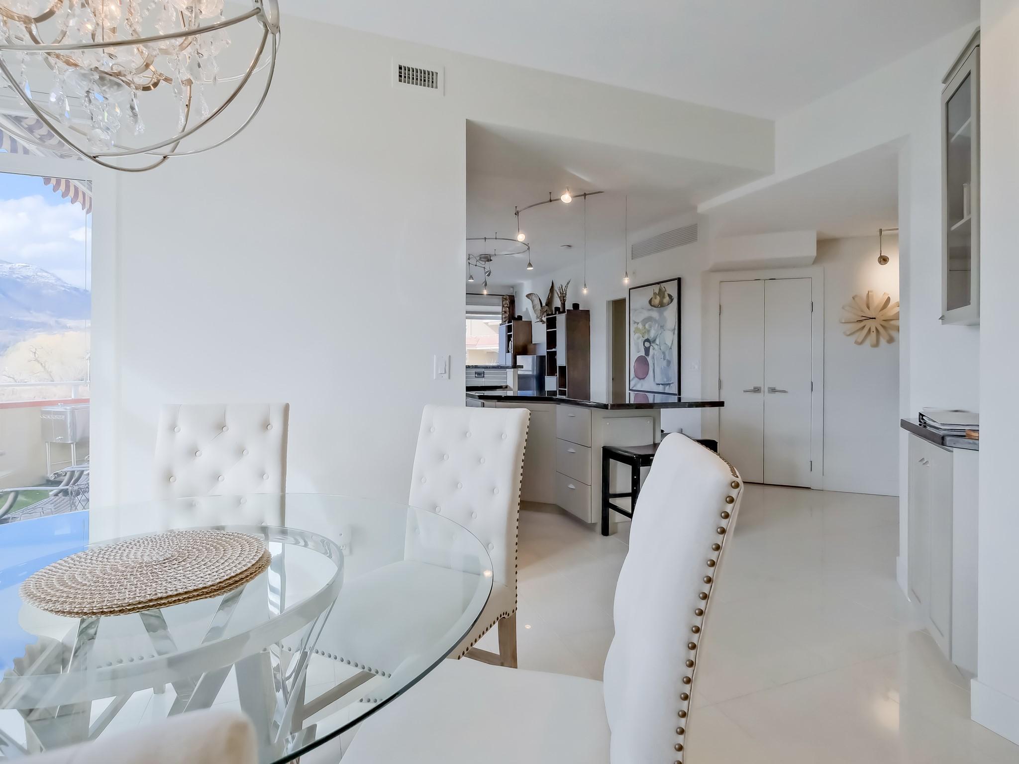 221-1088 Sunset Drive, Kelowna, BC - Indoor