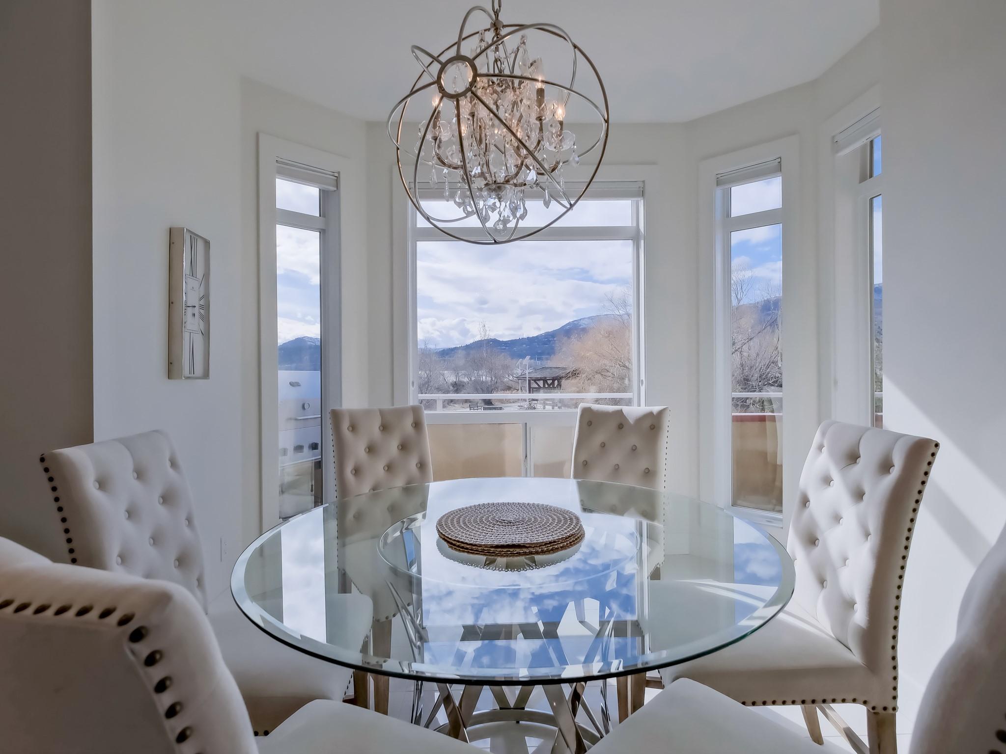 221-1088 Sunset Drive, Kelowna, BC - Indoor Photo Showing Dining Room