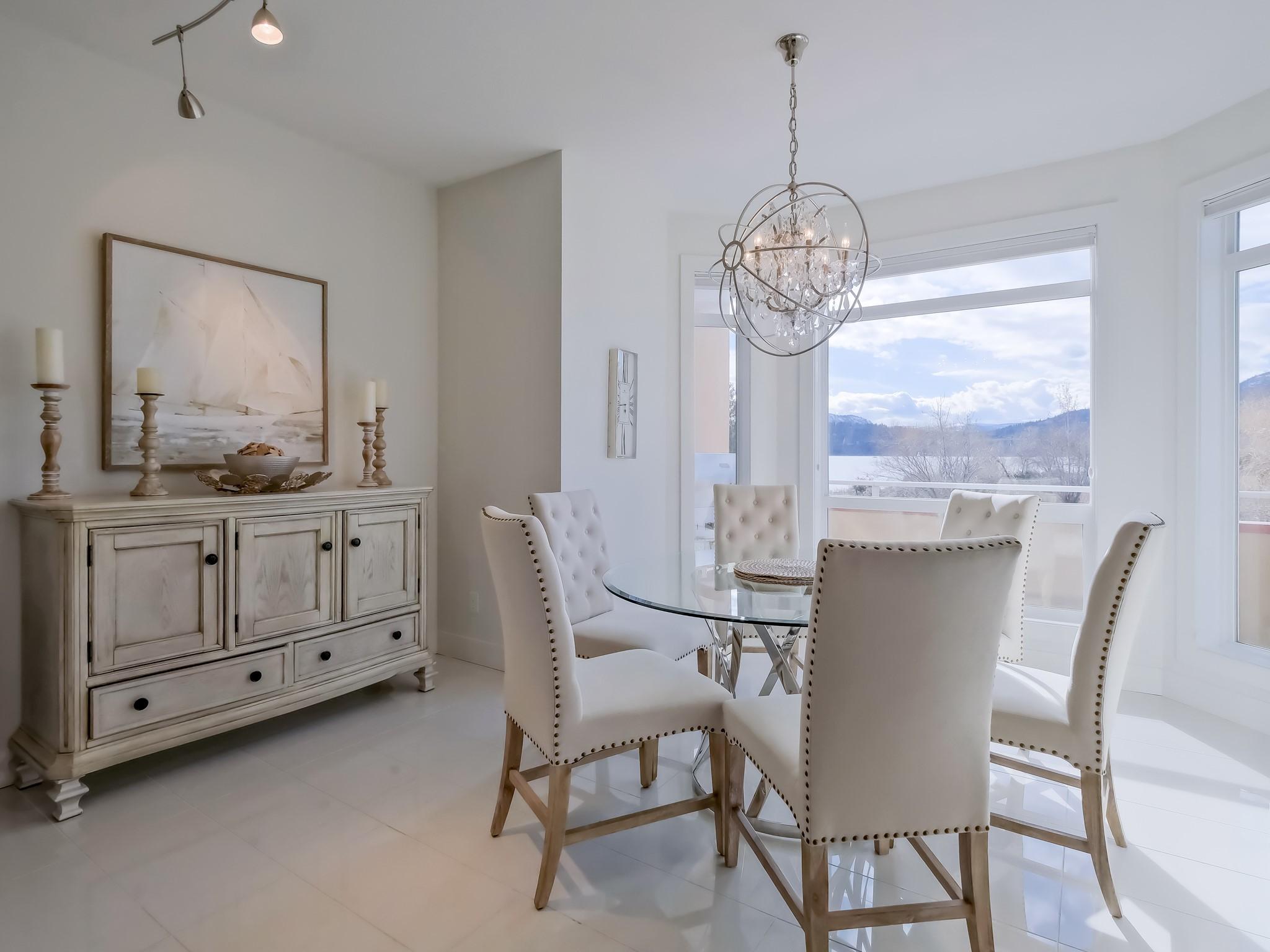 221-1088 Sunset Drive, Kelowna, BC - Indoor Photo Showing Dining Room