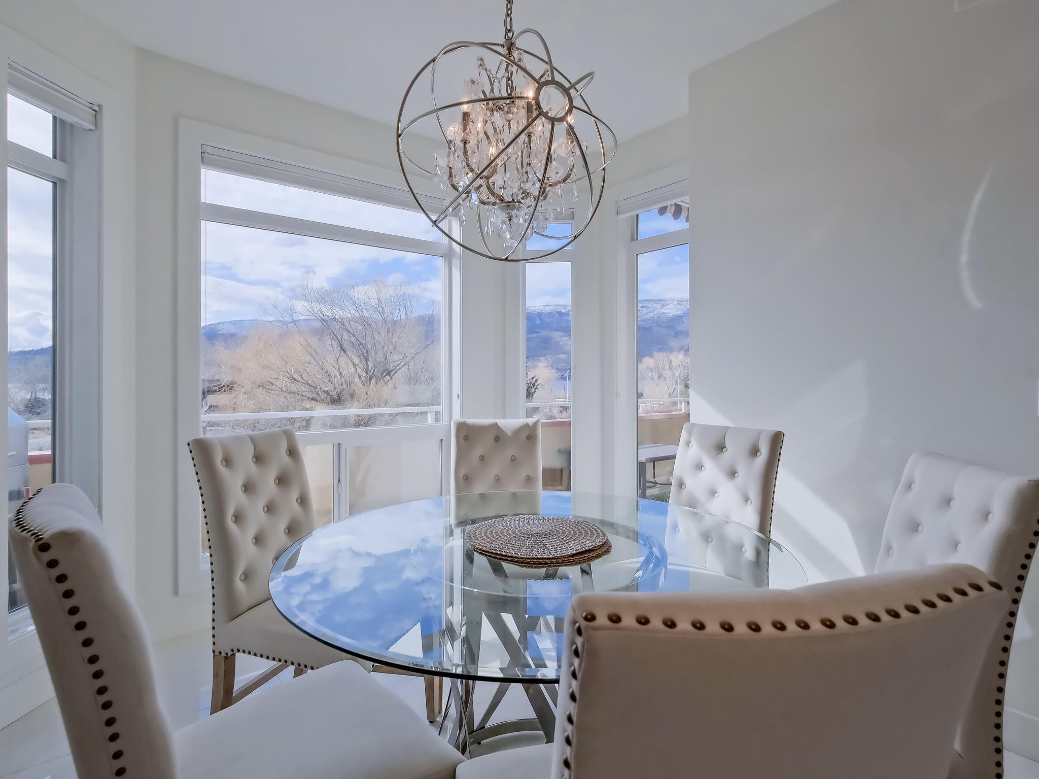 221-1088 Sunset Drive, Kelowna, BC - Indoor Photo Showing Dining Room