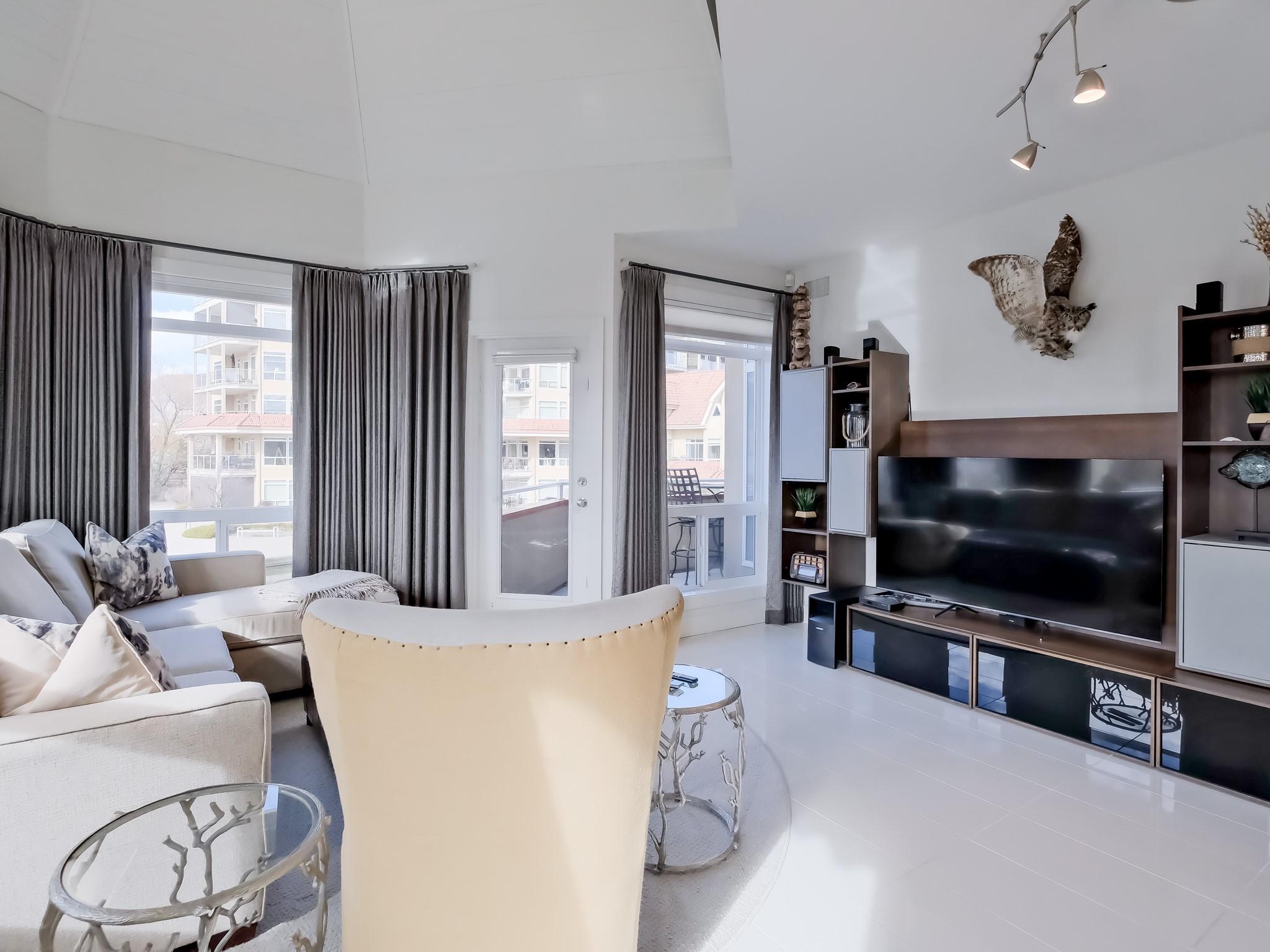 221-1088 Sunset Drive, Kelowna, BC - Indoor Photo Showing Living Room