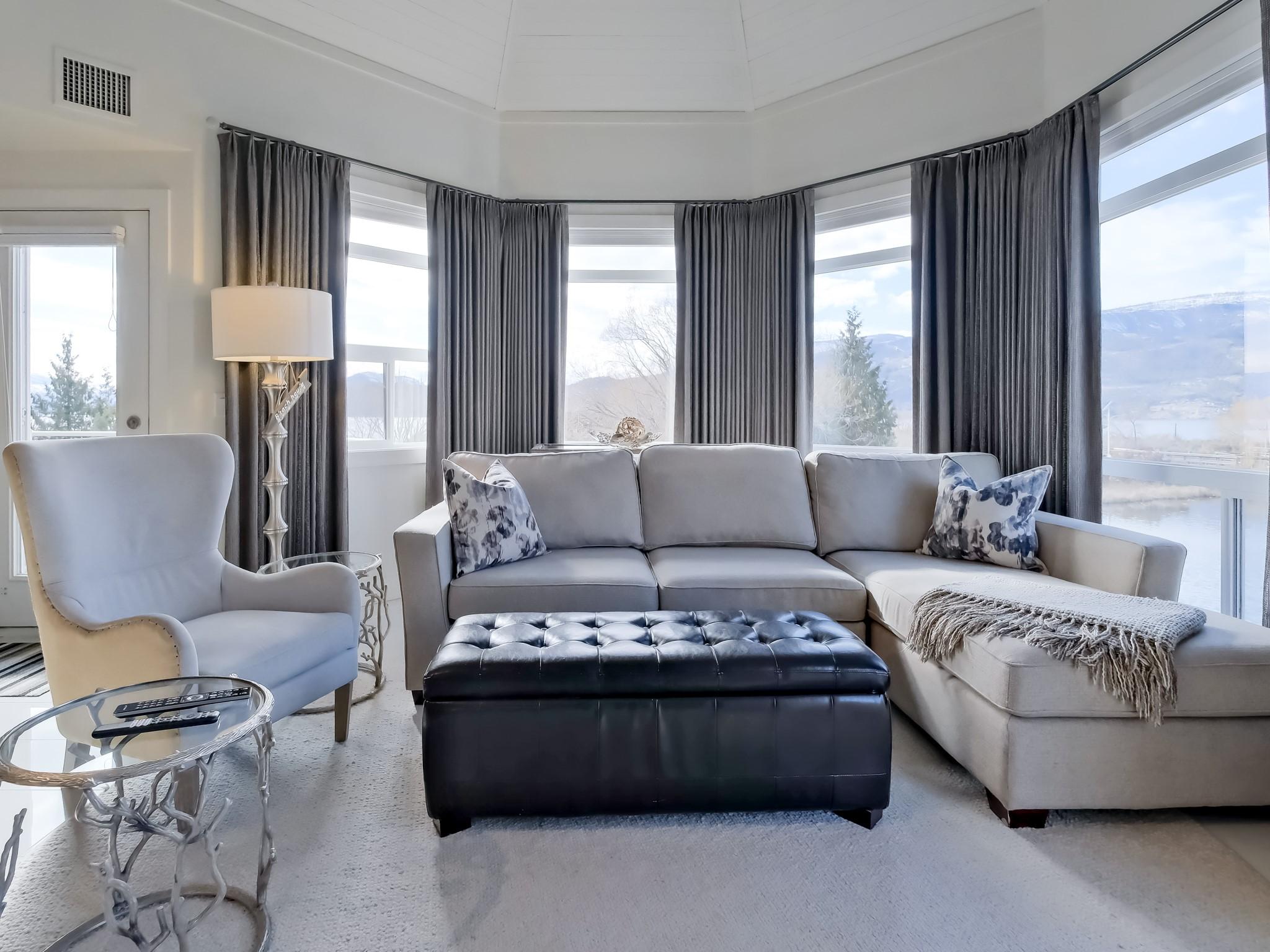 221-1088 Sunset Drive, Kelowna, BC - Indoor Photo Showing Living Room