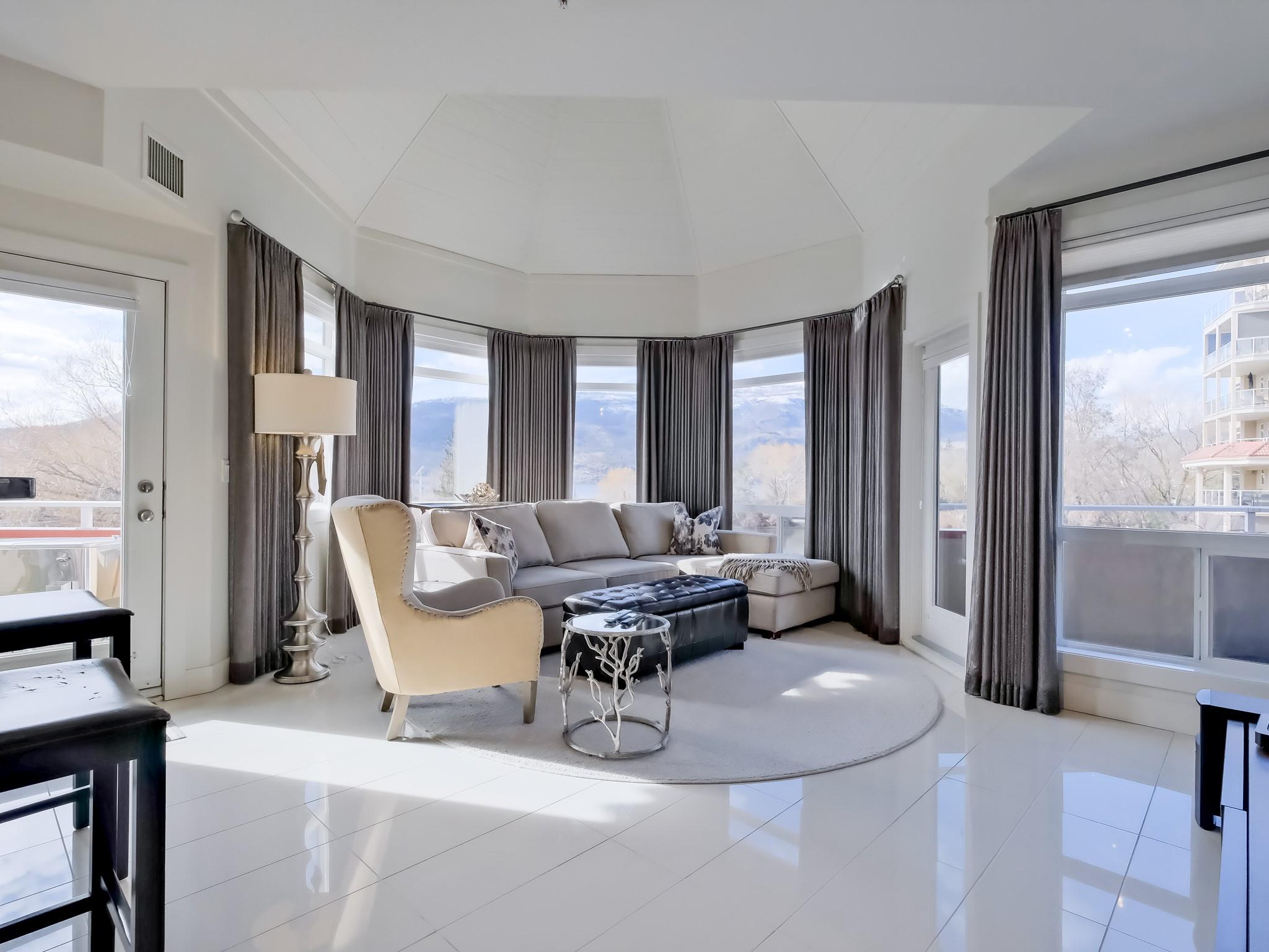 221-1088 Sunset Drive, Kelowna, BC - Indoor Photo Showing Living Room