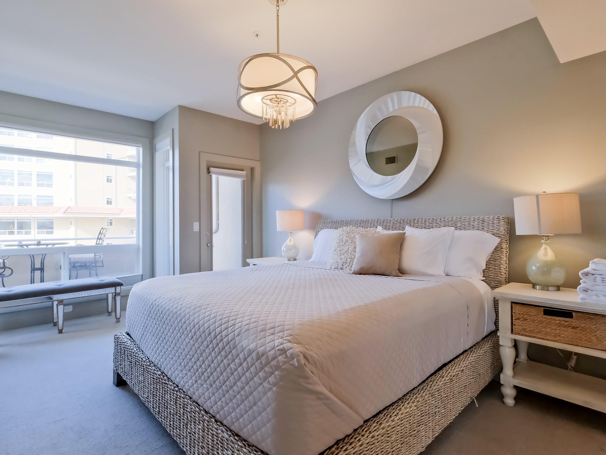 221-1088 Sunset Drive, Kelowna, BC - Indoor Photo Showing Bedroom