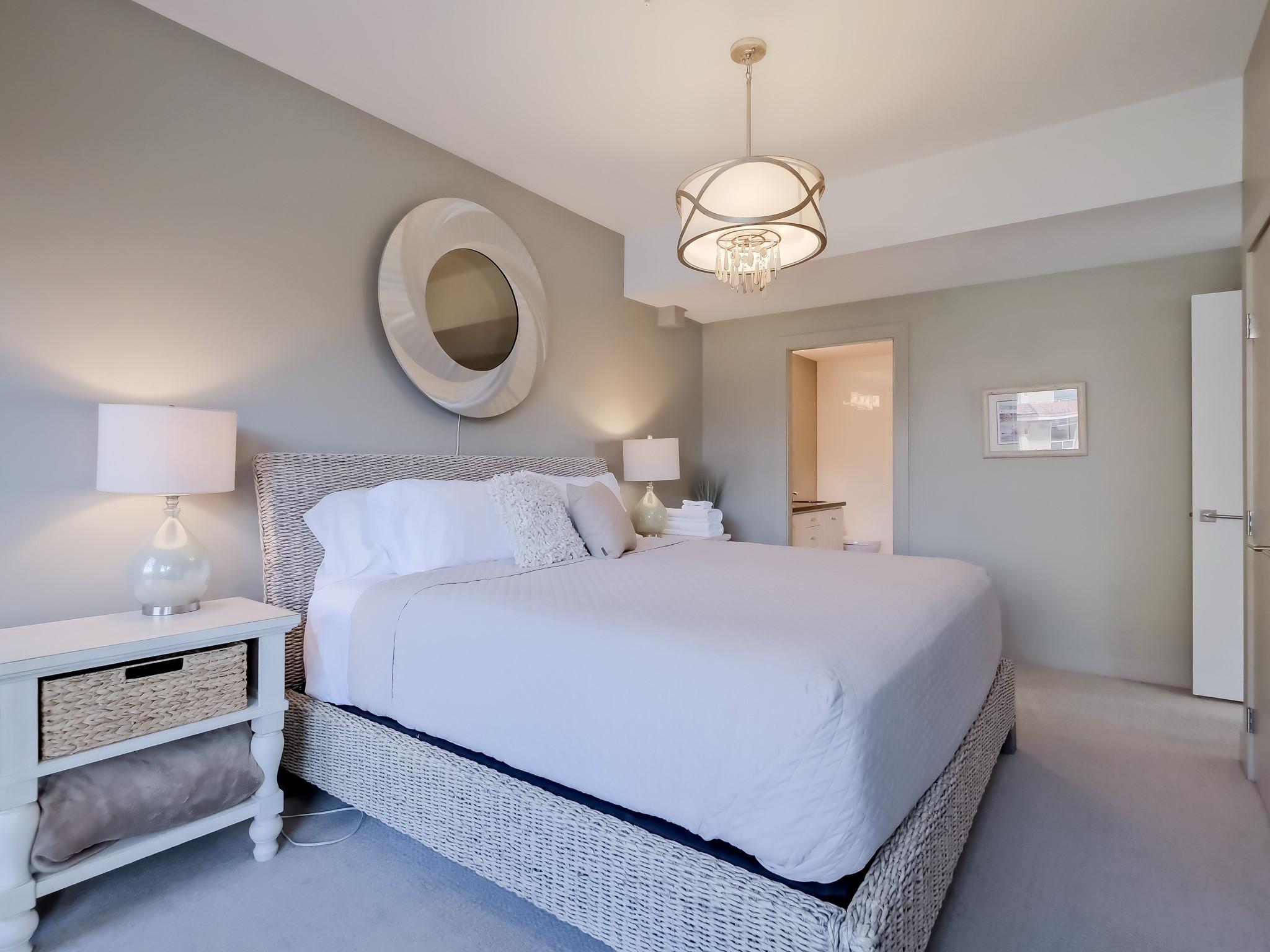 221-1088 Sunset Drive, Kelowna, BC - Indoor Photo Showing Bedroom