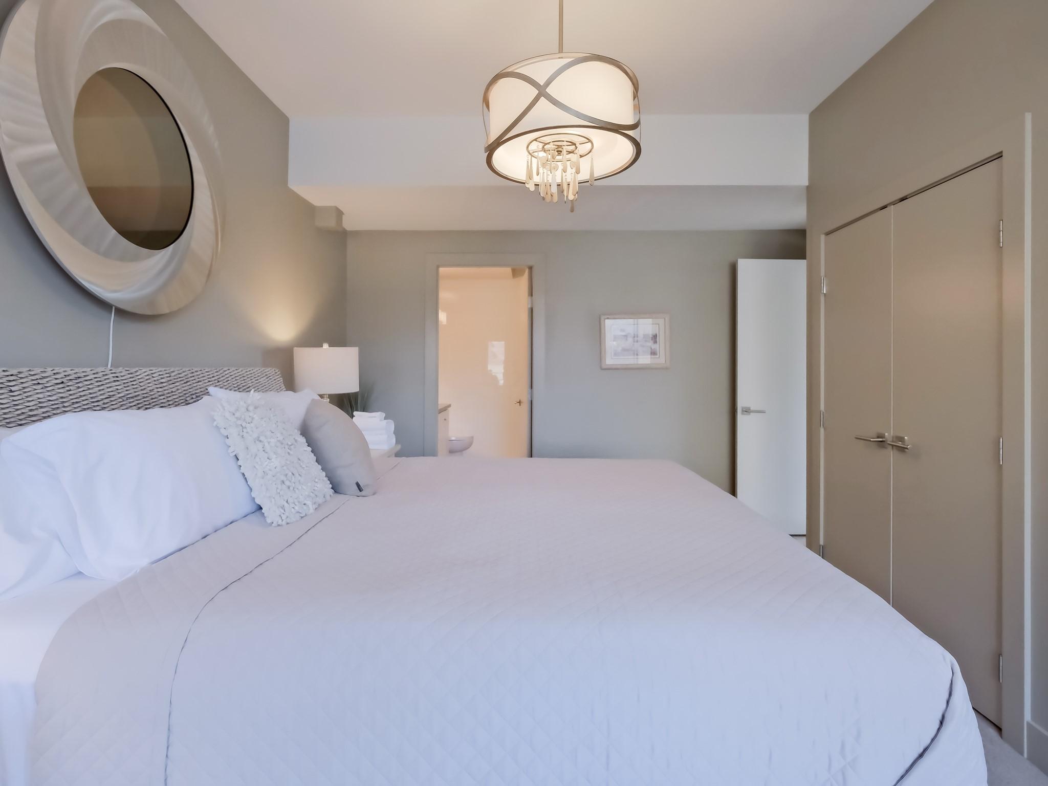 221-1088 Sunset Drive, Kelowna, BC - Indoor Photo Showing Bedroom