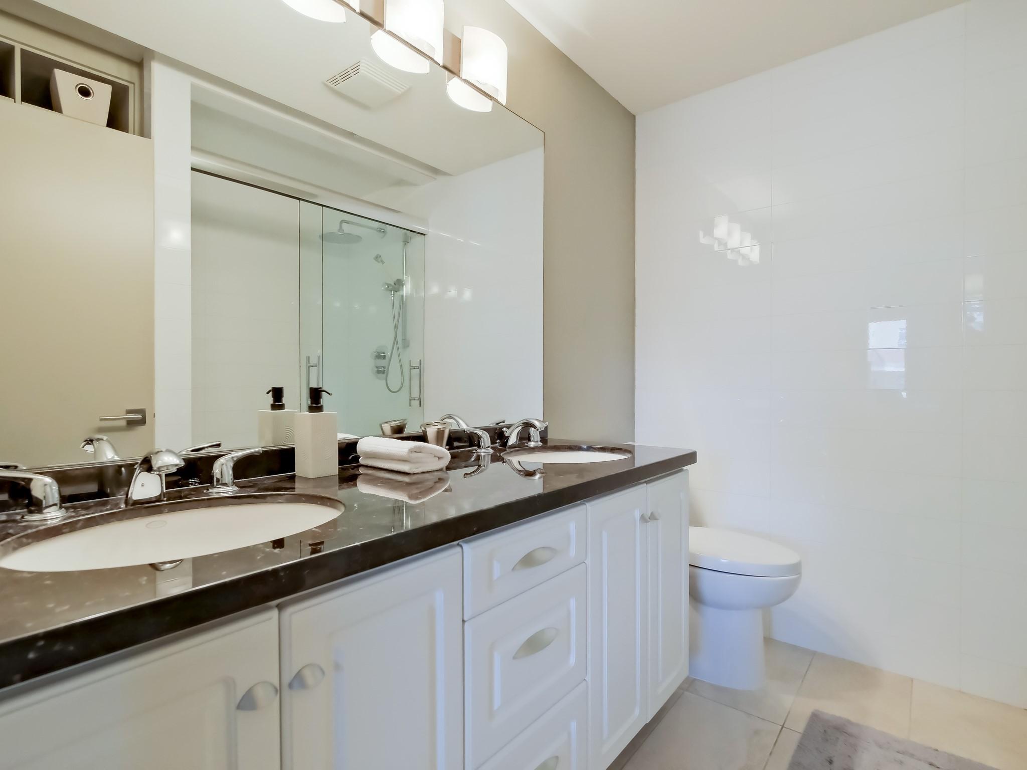 221-1088 Sunset Drive, Kelowna, BC - Indoor Photo Showing Bathroom