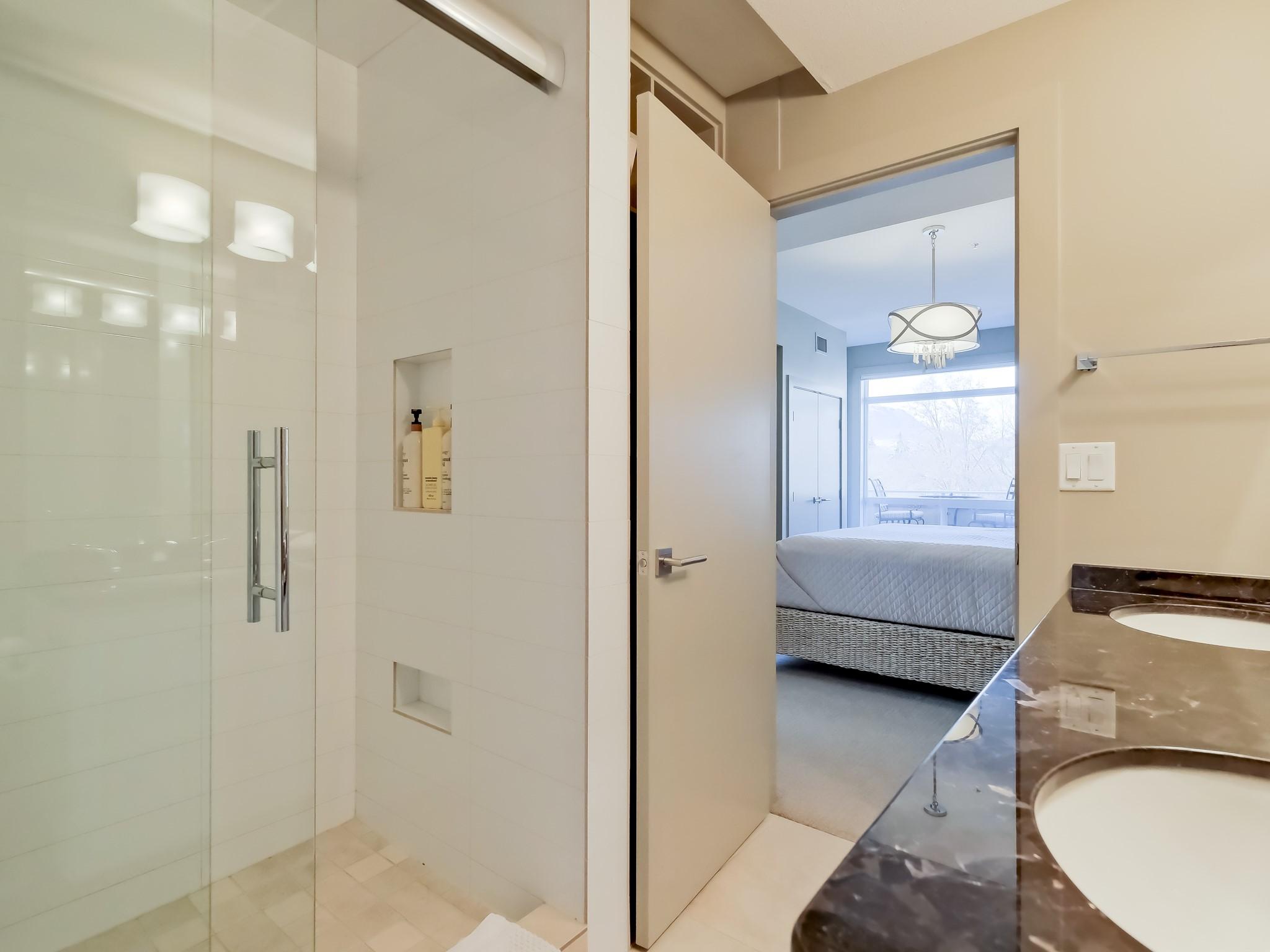 221-1088 Sunset Drive, Kelowna, BC - Indoor Photo Showing Bathroom