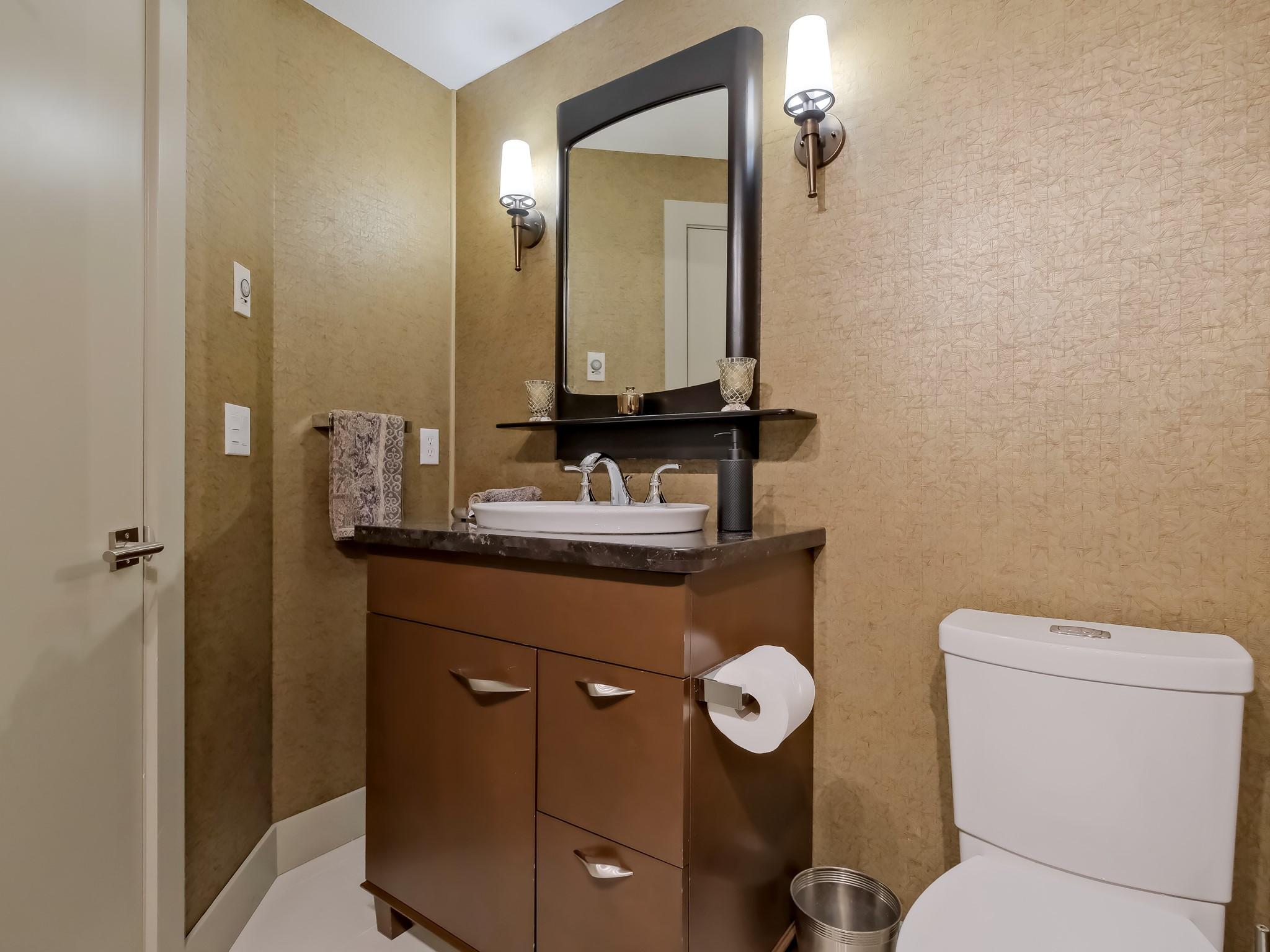 221-1088 Sunset Drive, Kelowna, BC - Indoor Photo Showing Bathroom
