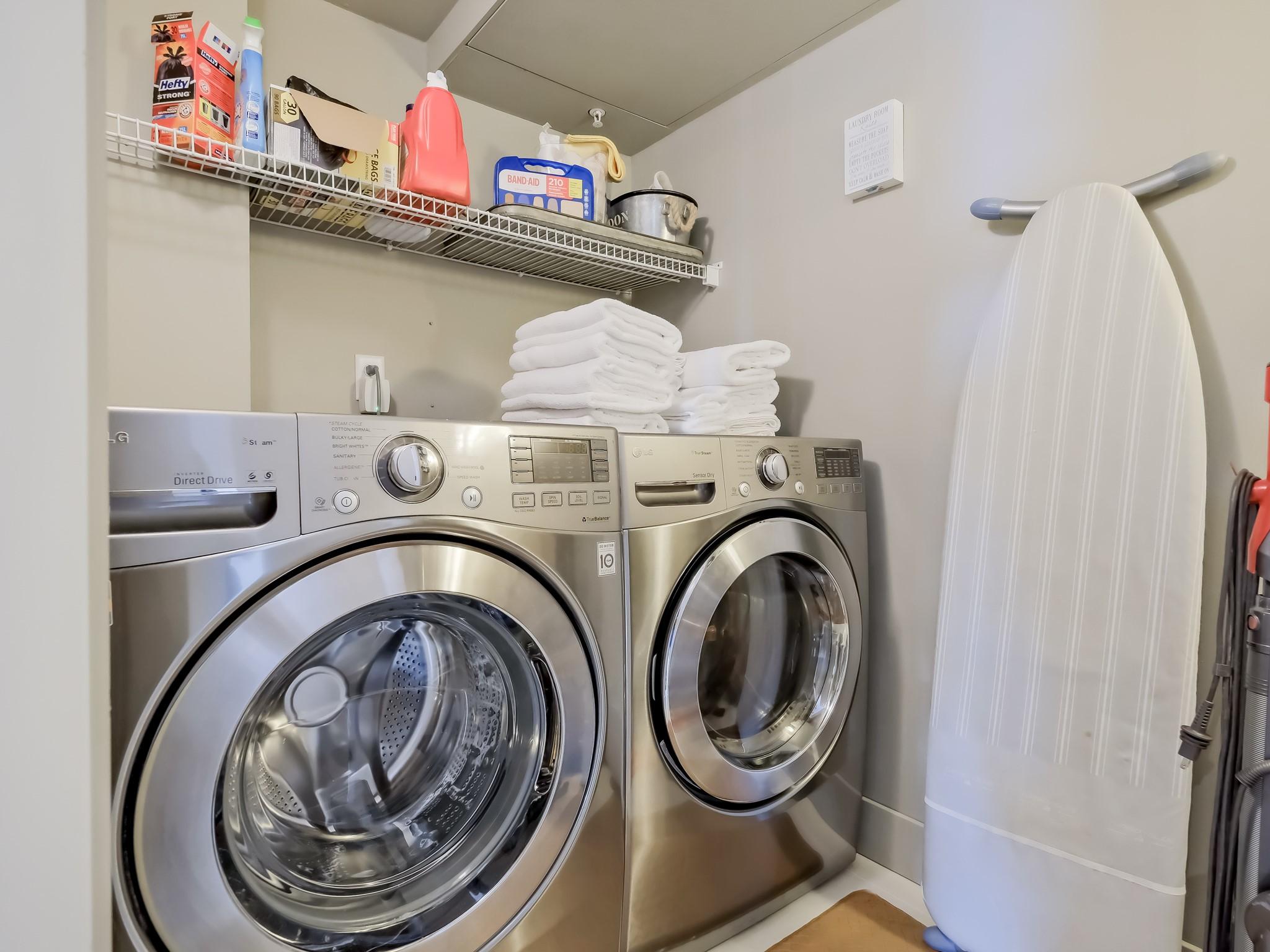 221-1088 Sunset Drive, Kelowna, BC - Indoor Photo Showing Laundry Room