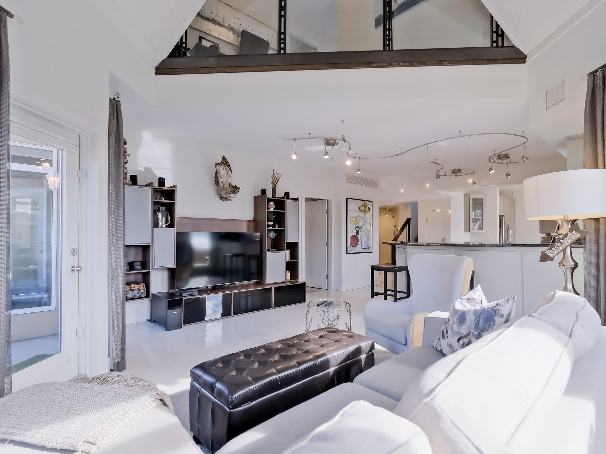 221-1088 Sunset Drive, Kelowna, BC - Indoor Photo Showing Living Room