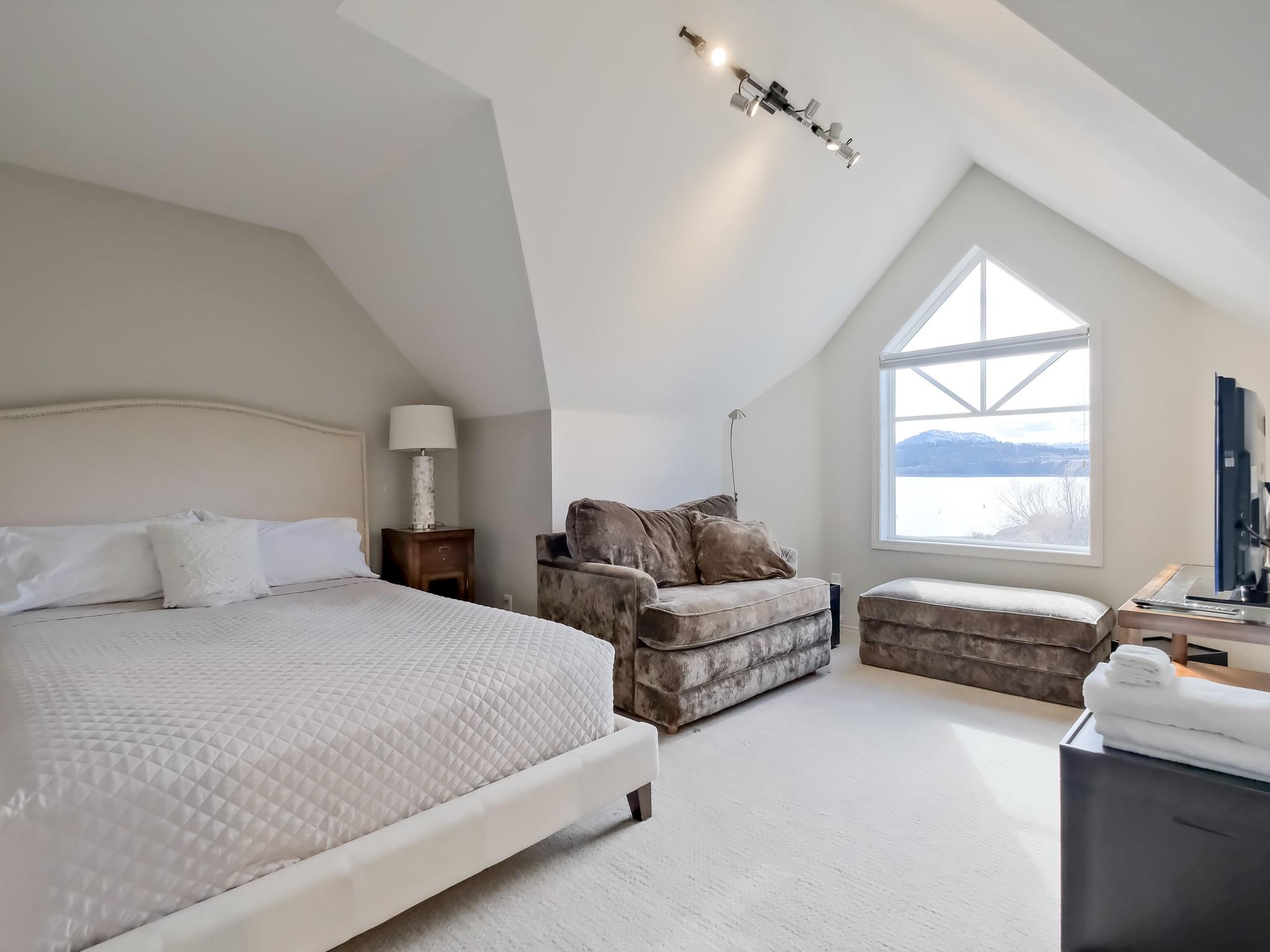 221-1088 Sunset Drive, Kelowna, BC - Indoor Photo Showing Bedroom
