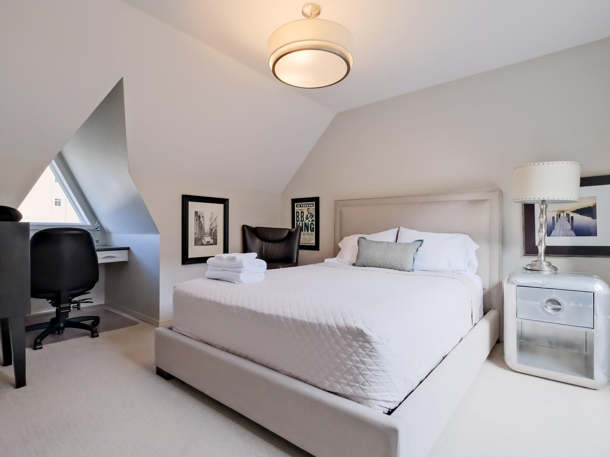 221-1088 Sunset Drive, Kelowna, BC - Indoor Photo Showing Bedroom
