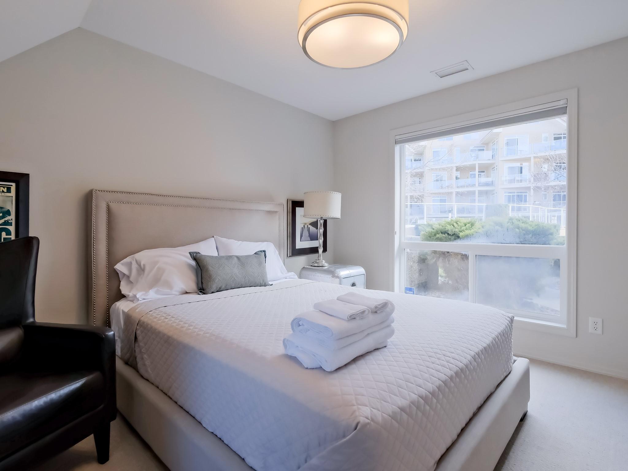 221-1088 Sunset Drive, Kelowna, BC - Indoor Photo Showing Bedroom