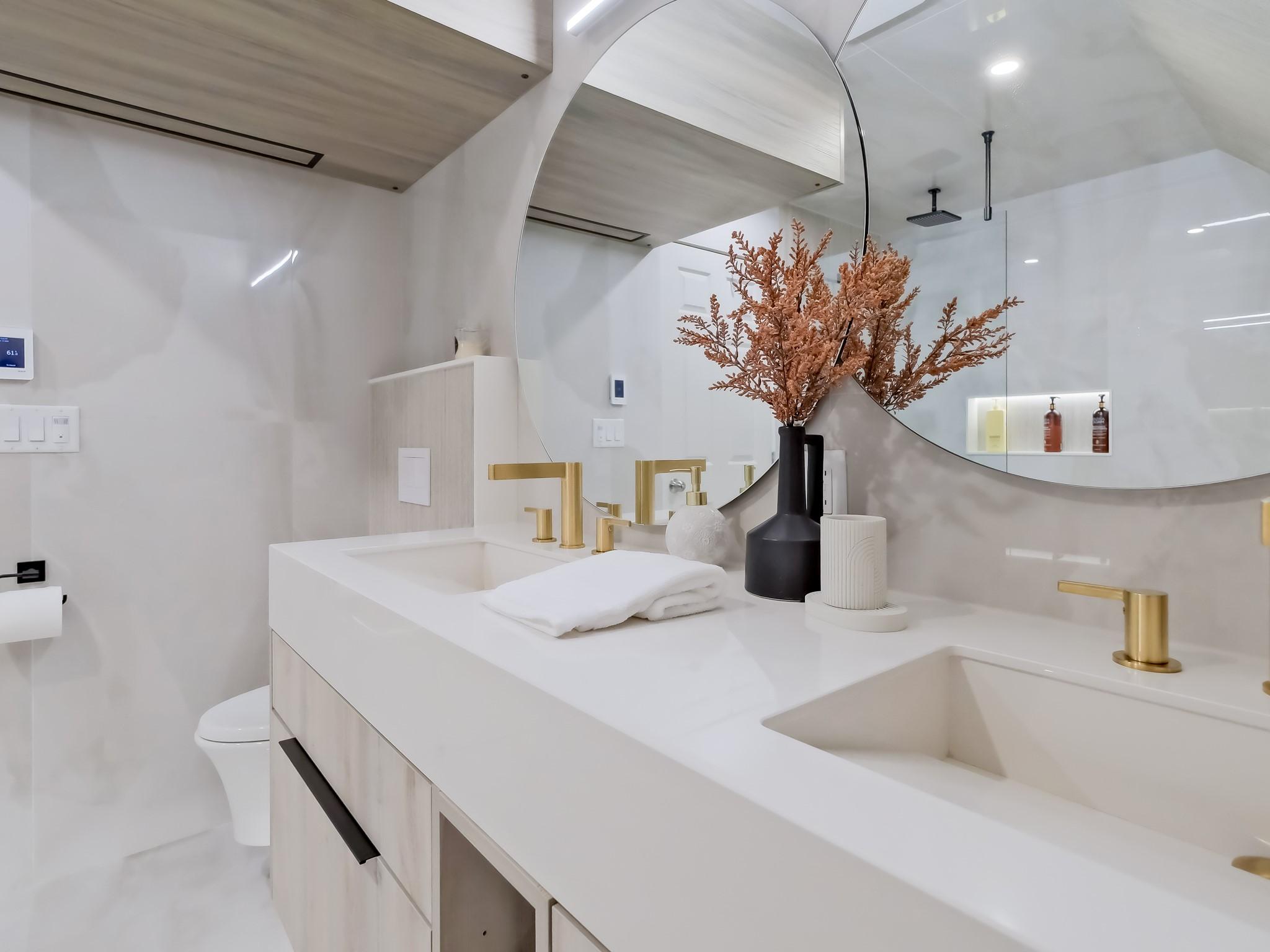 221-1088 Sunset Drive, Kelowna, BC - Indoor Photo Showing Bathroom