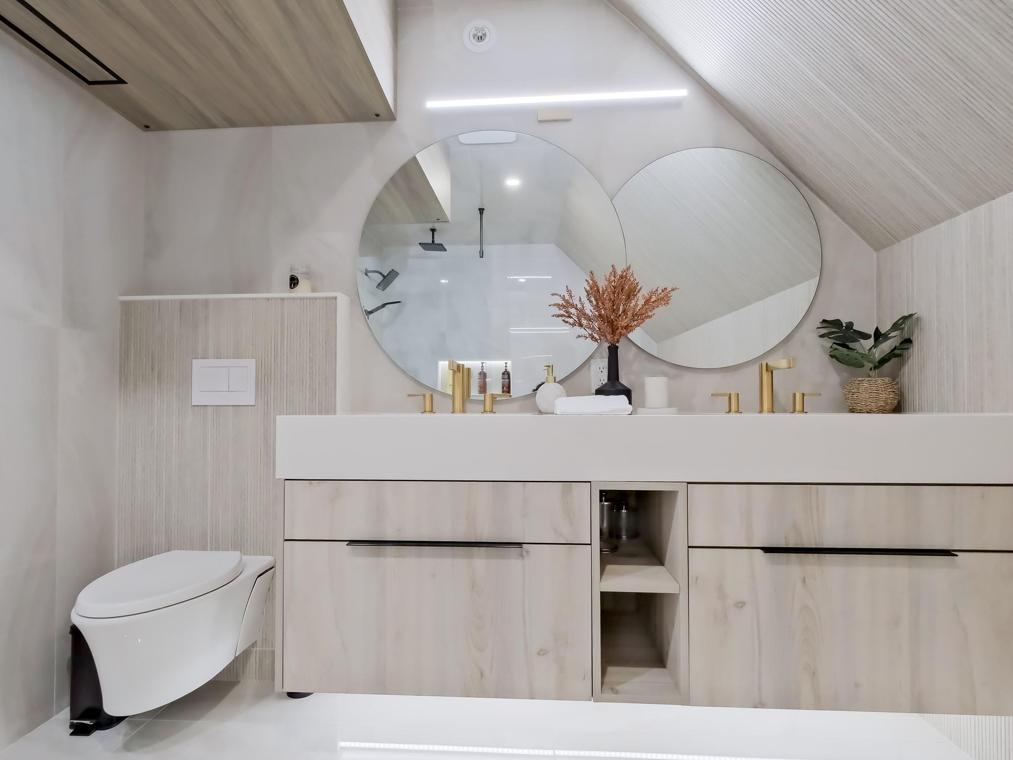 221-1088 Sunset Drive, Kelowna, BC - Indoor Photo Showing Bathroom