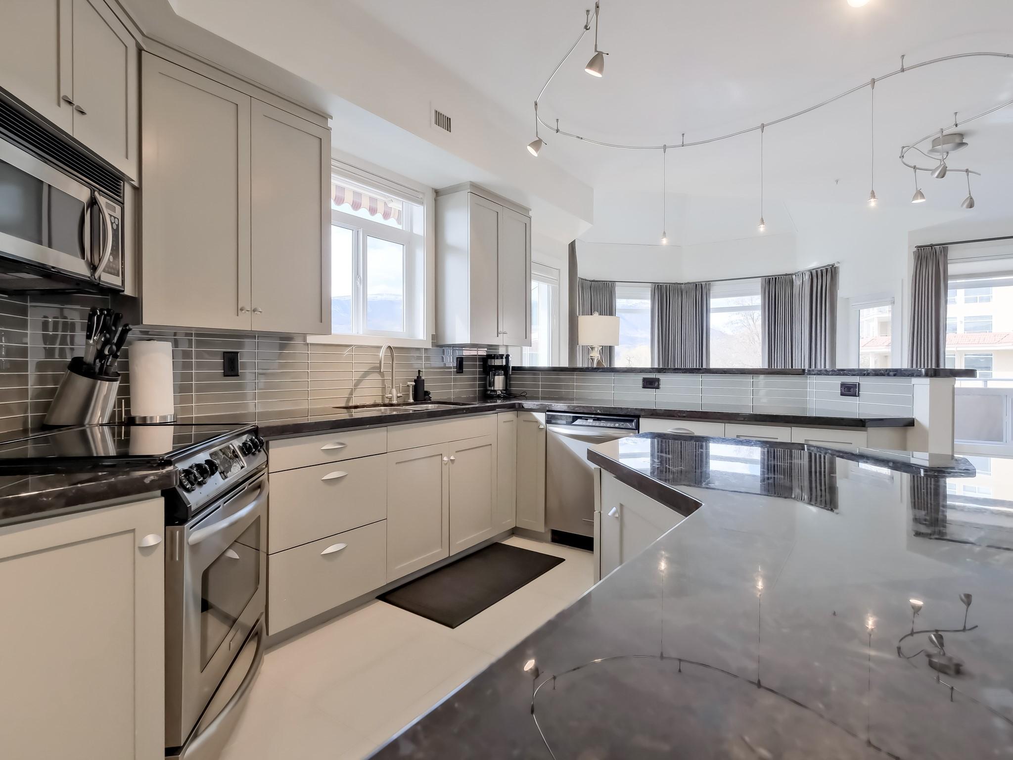 221-1088 Sunset Drive, Kelowna, BC - Indoor Photo Showing Kitchen With Upgraded Kitchen
