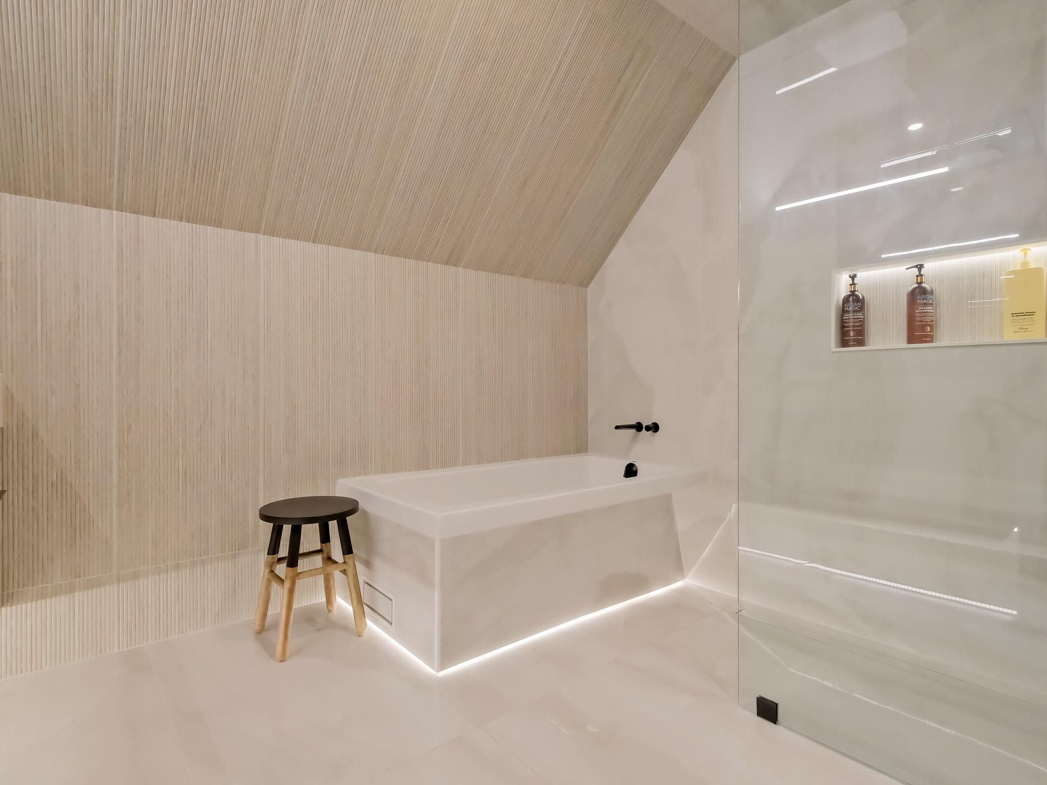 221-1088 Sunset Drive, Kelowna, BC - Indoor Photo Showing Bathroom
