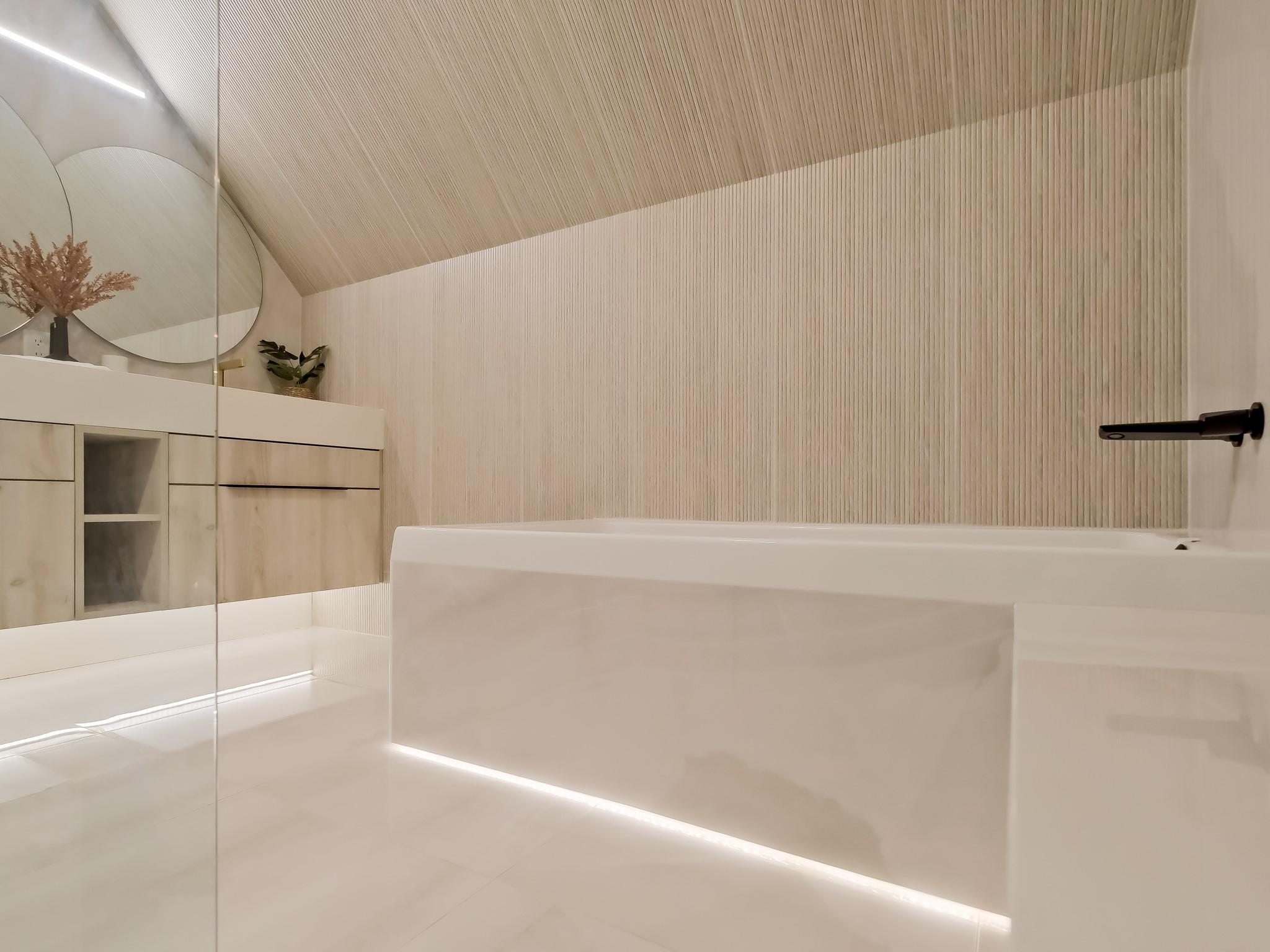 221-1088 Sunset Drive, Kelowna, BC - Indoor Photo Showing Bathroom