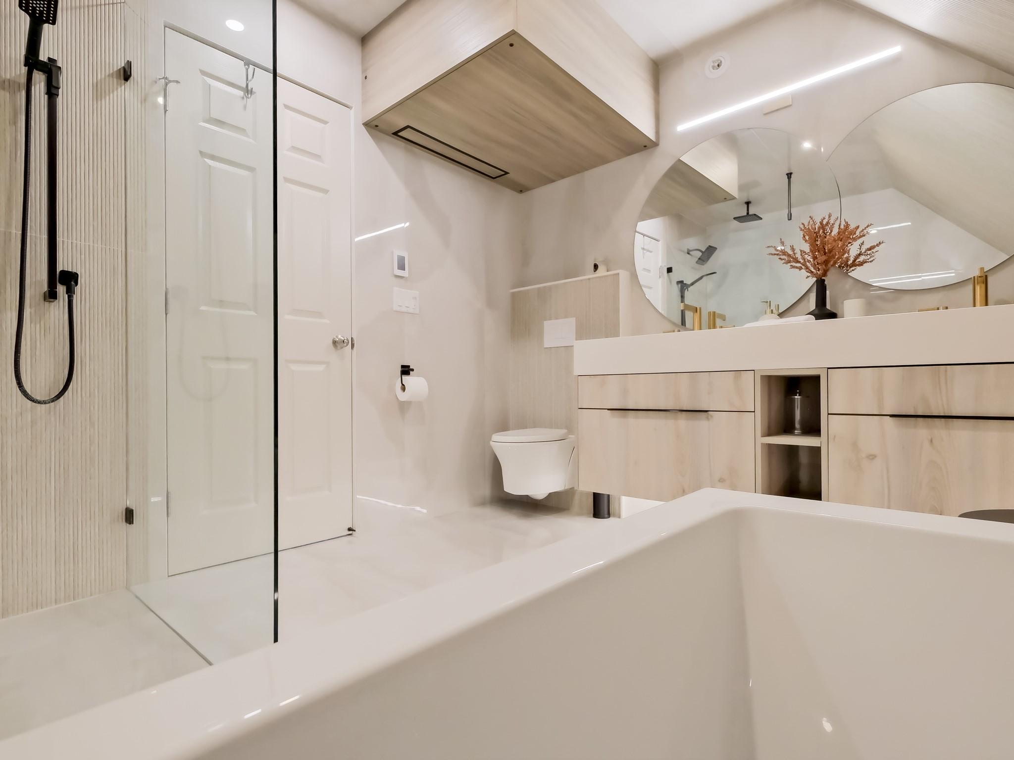 221-1088 Sunset Drive, Kelowna, BC - Indoor Photo Showing Bathroom