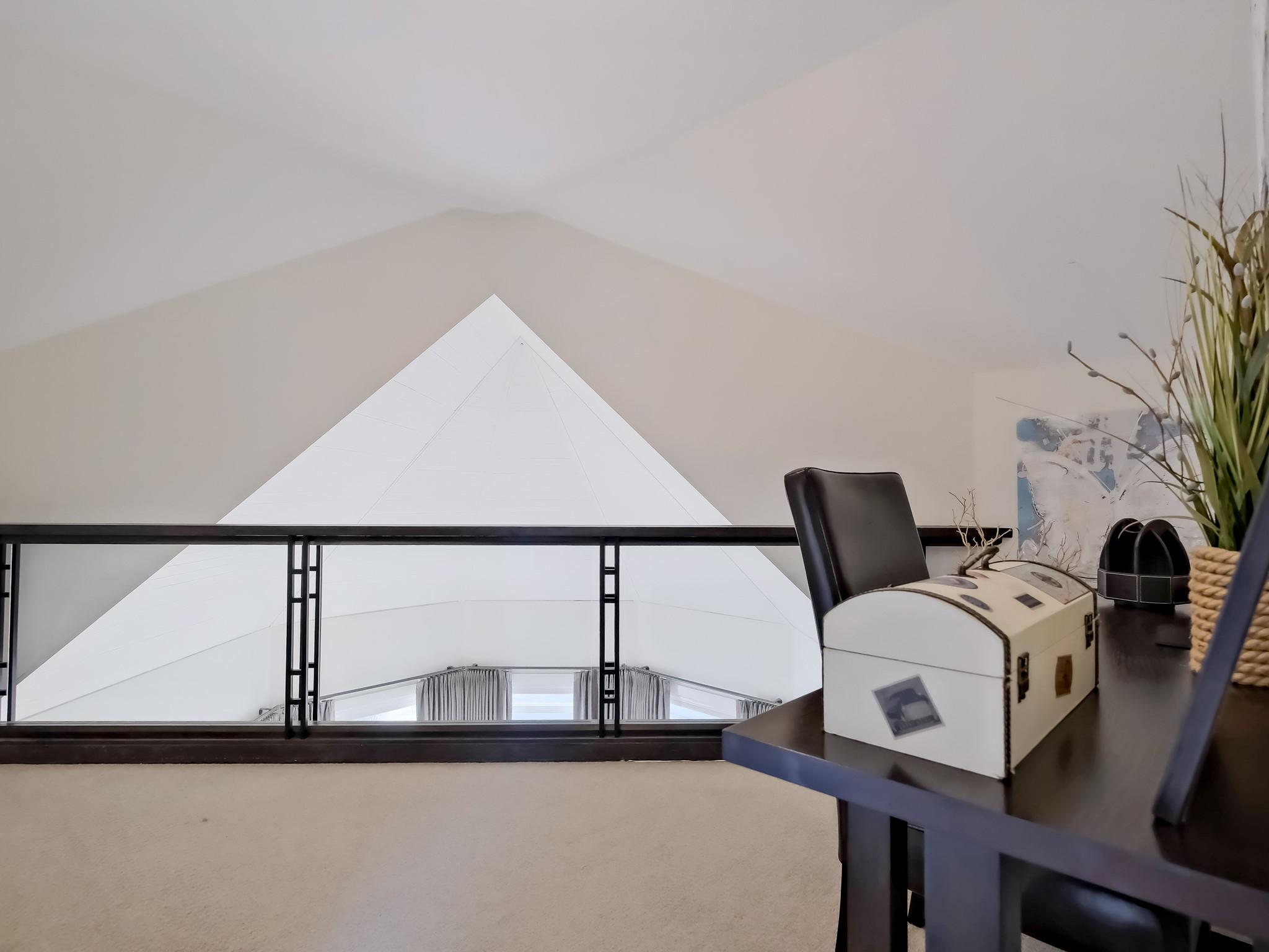 221-1088 Sunset Drive, Kelowna, BC - Indoor