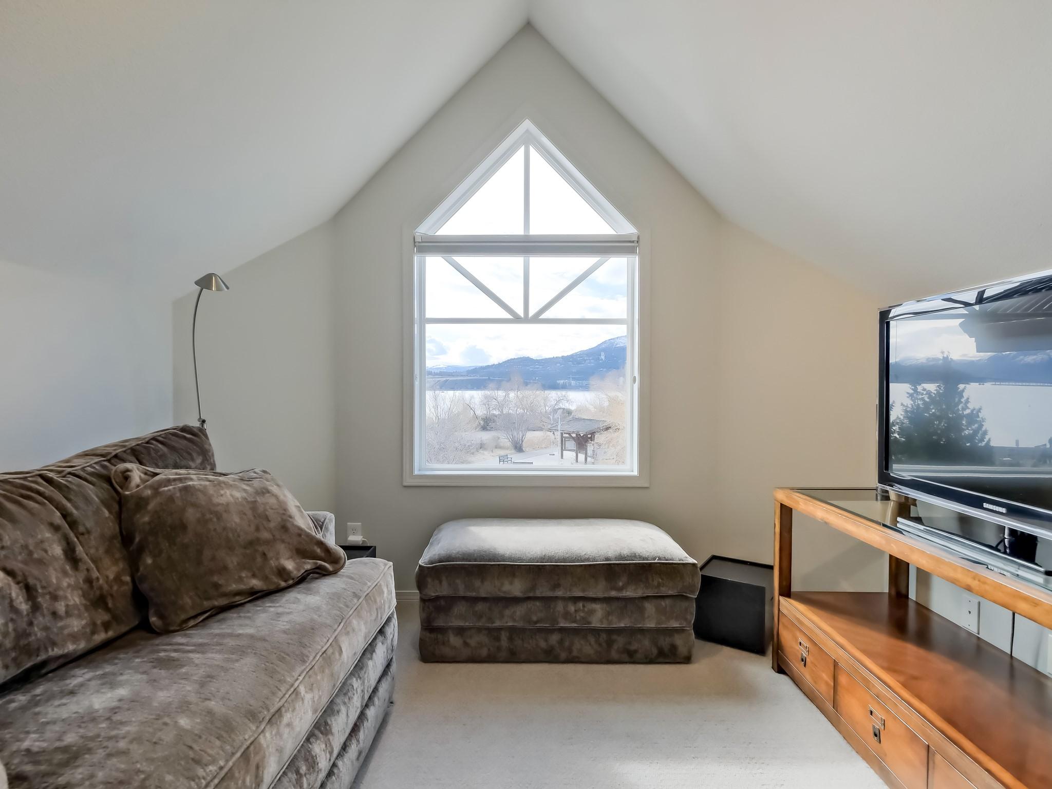 221-1088 Sunset Drive, Kelowna, BC - Indoor