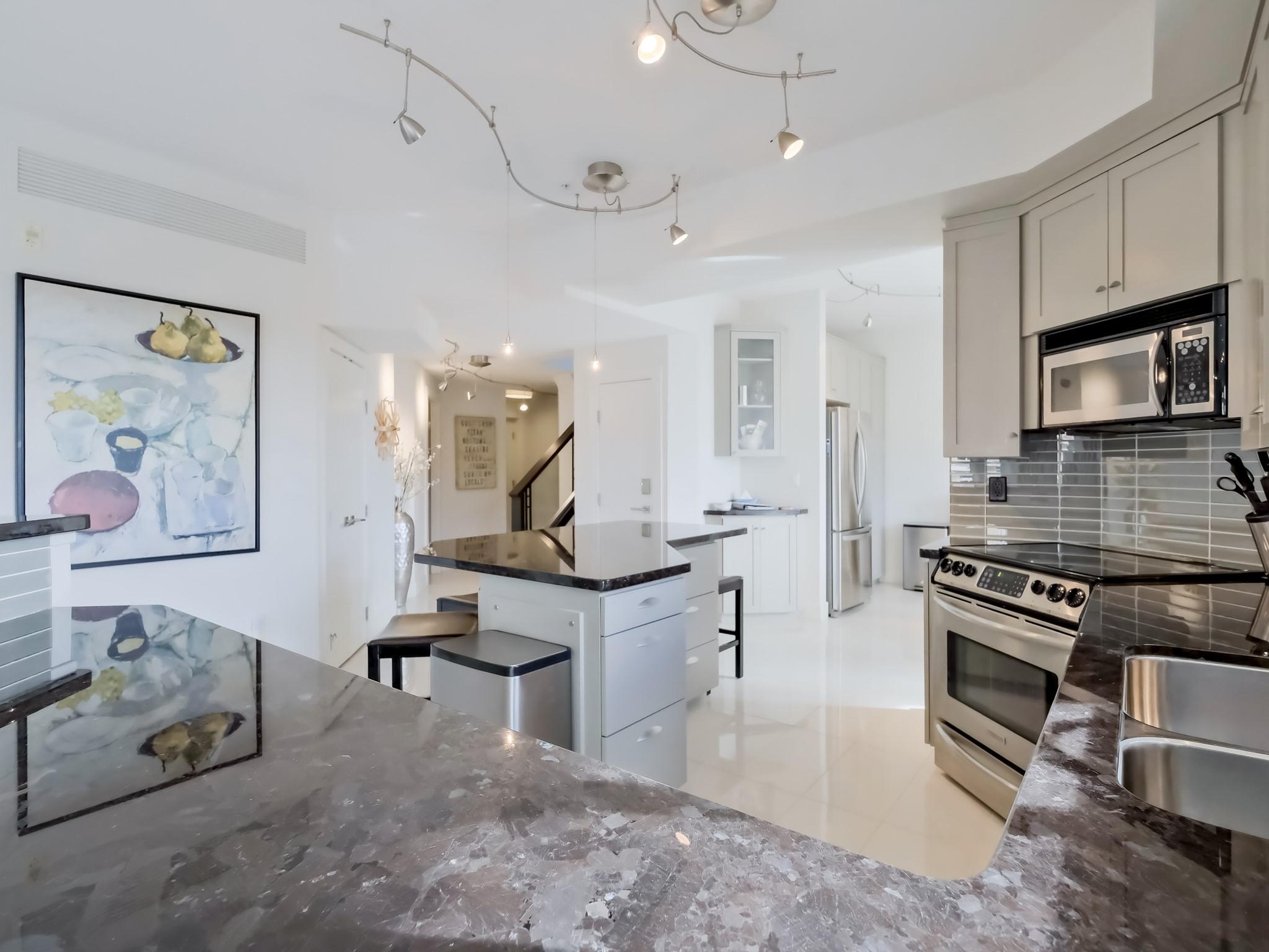 221-1088 Sunset Drive, Kelowna, BC - Indoor Photo Showing Kitchen With Double Sink With Upgraded Kitchen