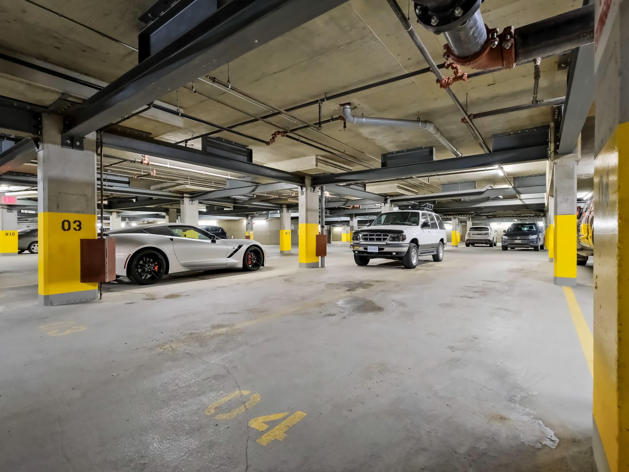 221-1088 Sunset Drive, Kelowna, BC - Indoor Photo Showing Garage