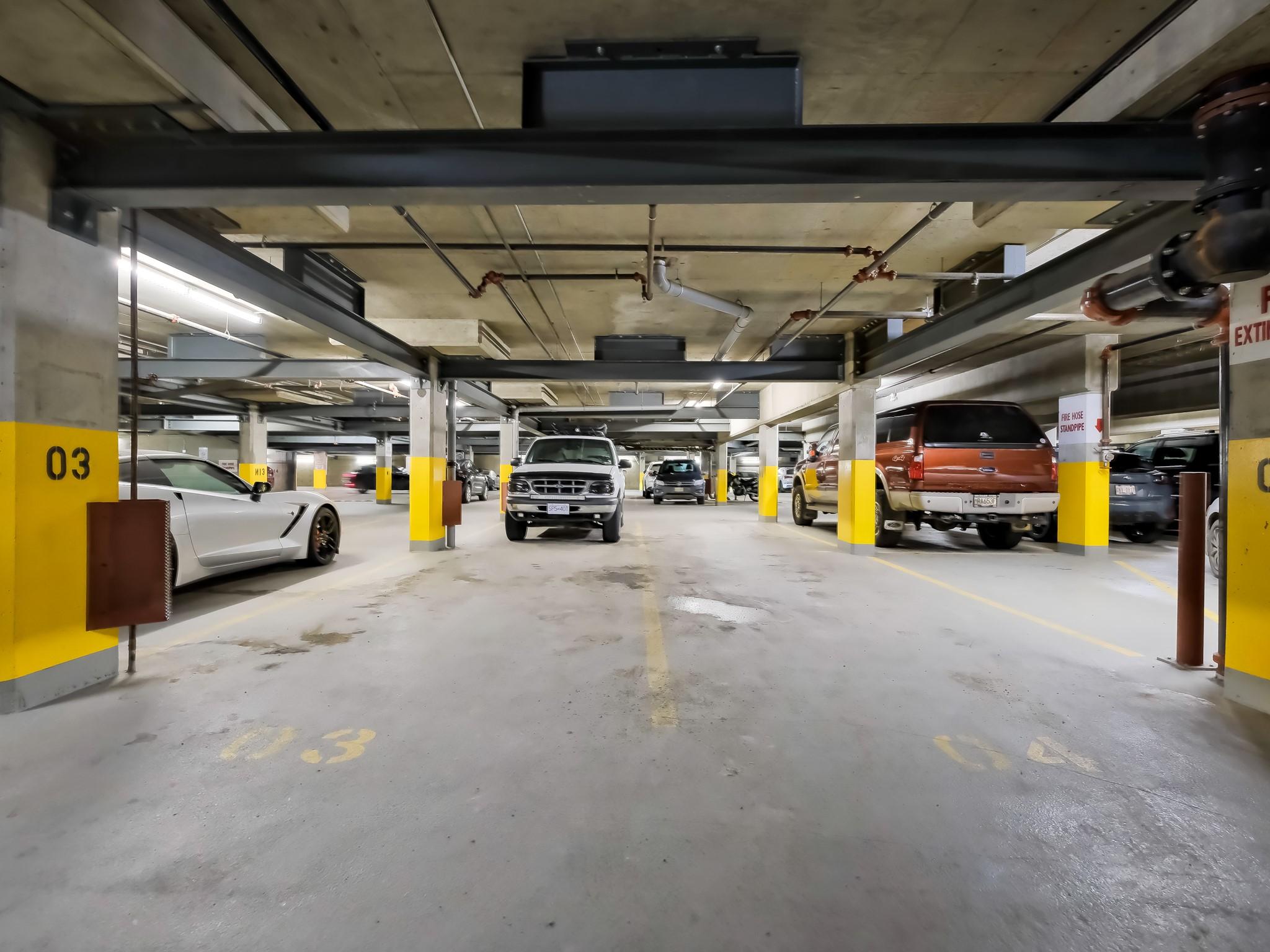 221-1088 Sunset Drive, Kelowna, BC - Indoor Photo Showing Garage