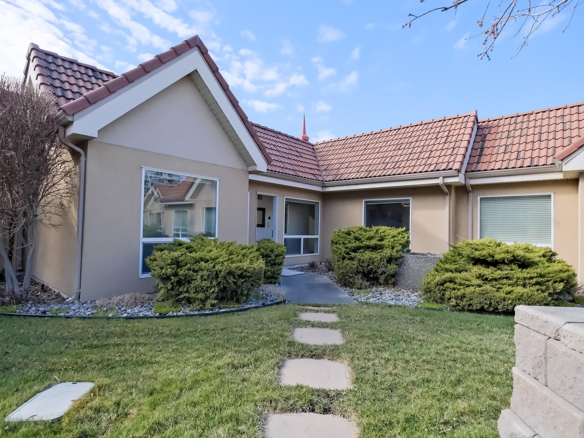 221-1088 Sunset Drive, Kelowna, BC - Outdoor