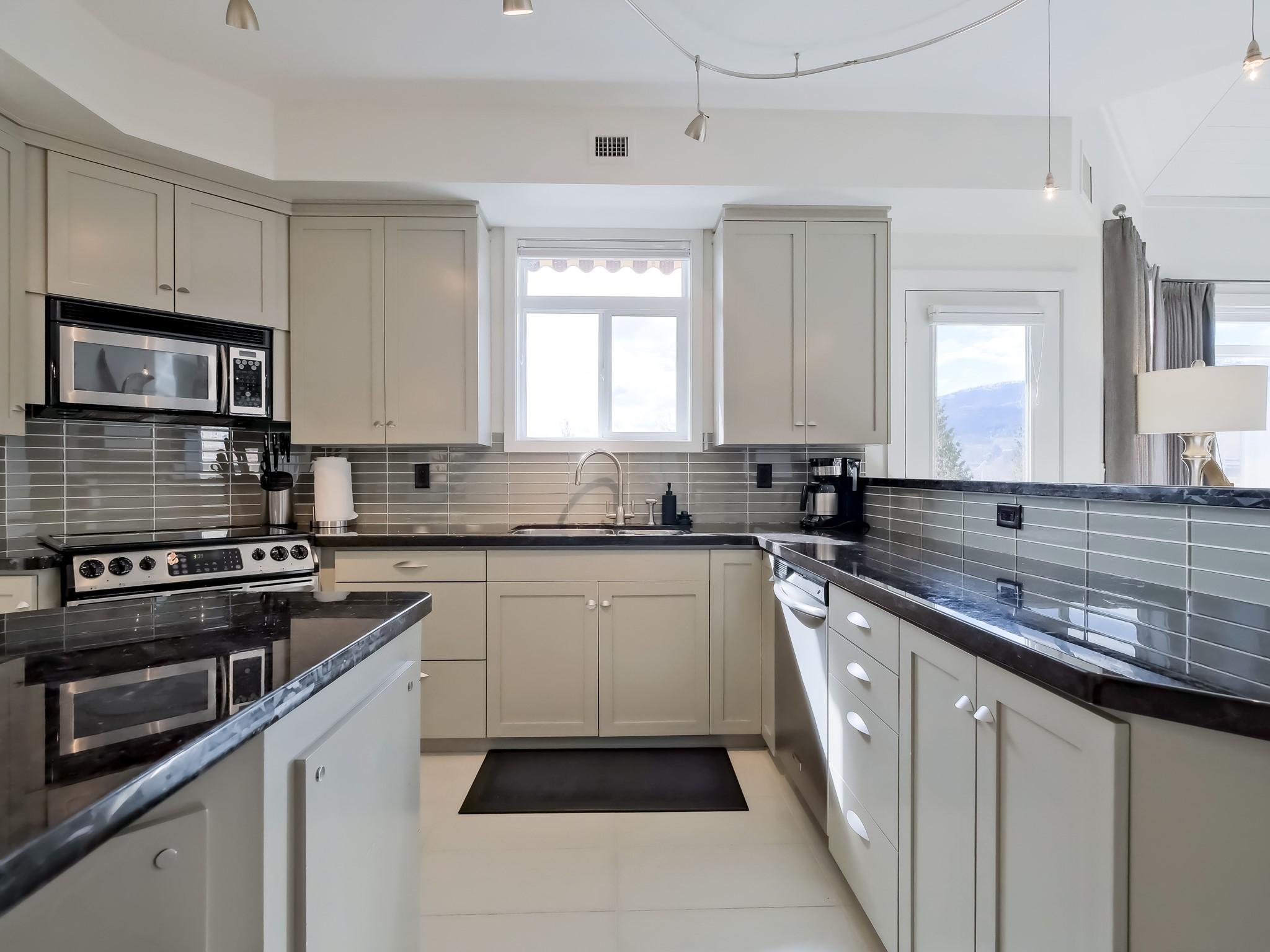 221-1088 Sunset Drive, Kelowna, BC - Indoor Photo Showing Kitchen With Upgraded Kitchen