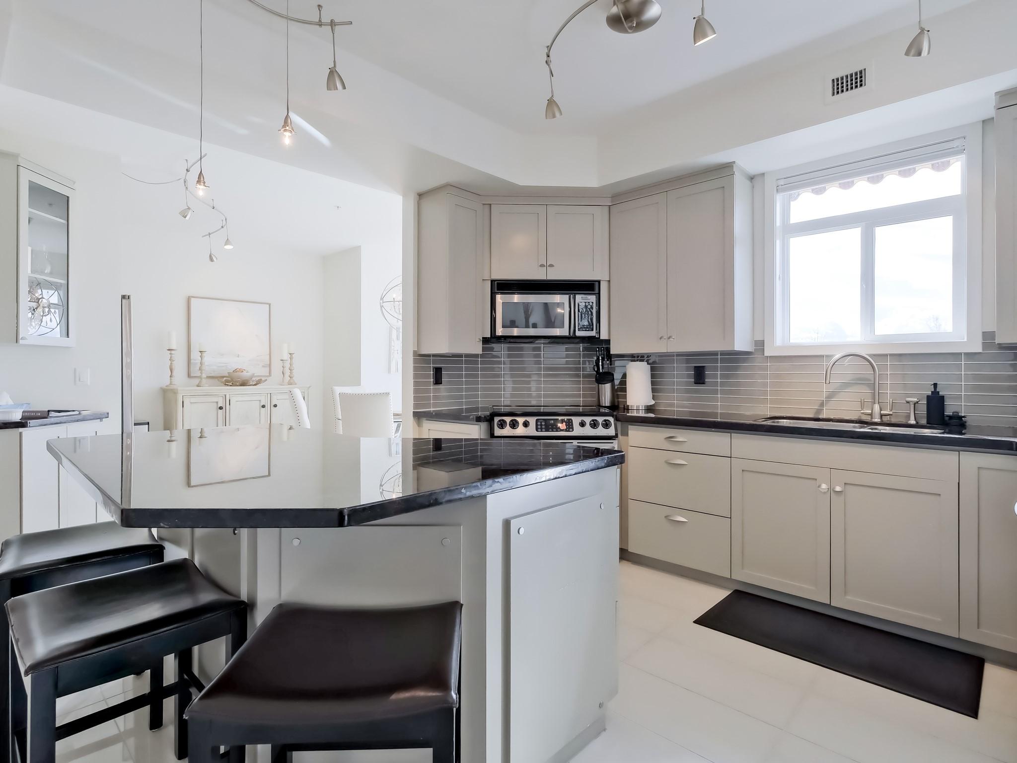 221-1088 Sunset Drive, Kelowna, BC - Indoor Photo Showing Kitchen With Upgraded Kitchen