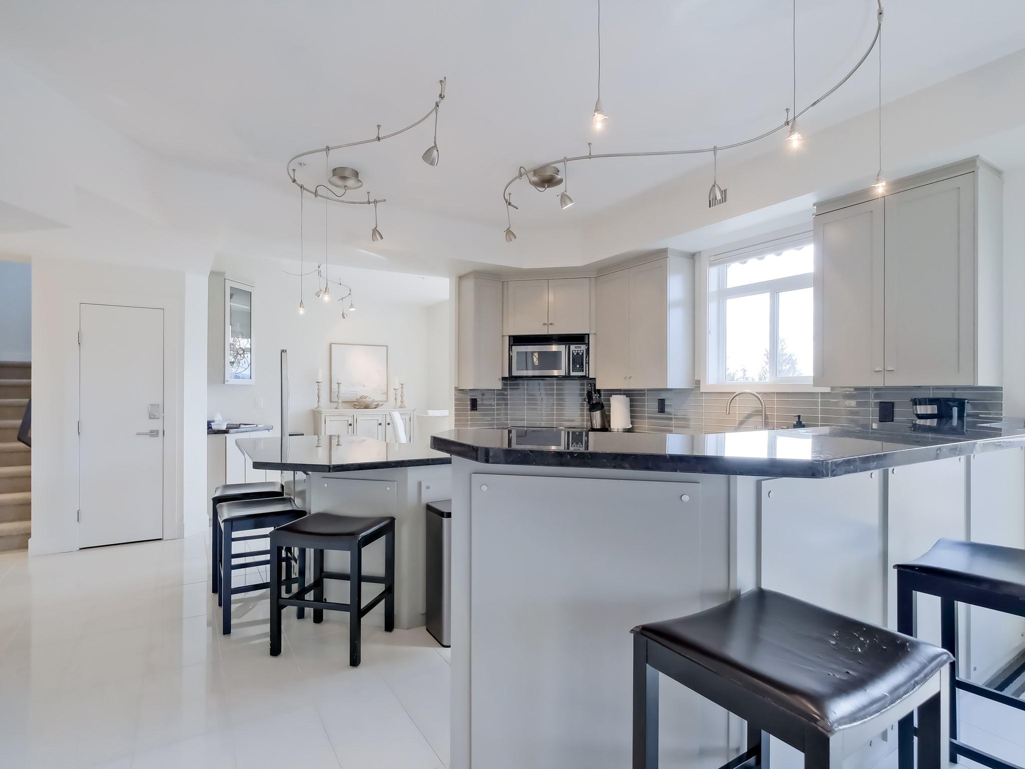 221-1088 Sunset Drive, Kelowna, BC - Indoor Photo Showing Kitchen With Upgraded Kitchen