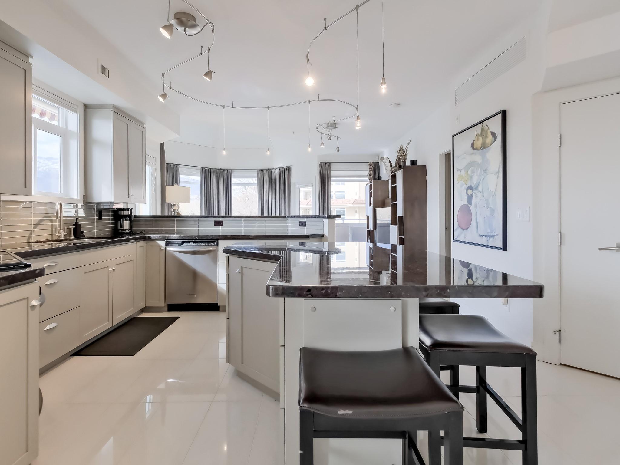 221-1088 Sunset Drive, Kelowna, BC - Indoor Photo Showing Kitchen With Upgraded Kitchen