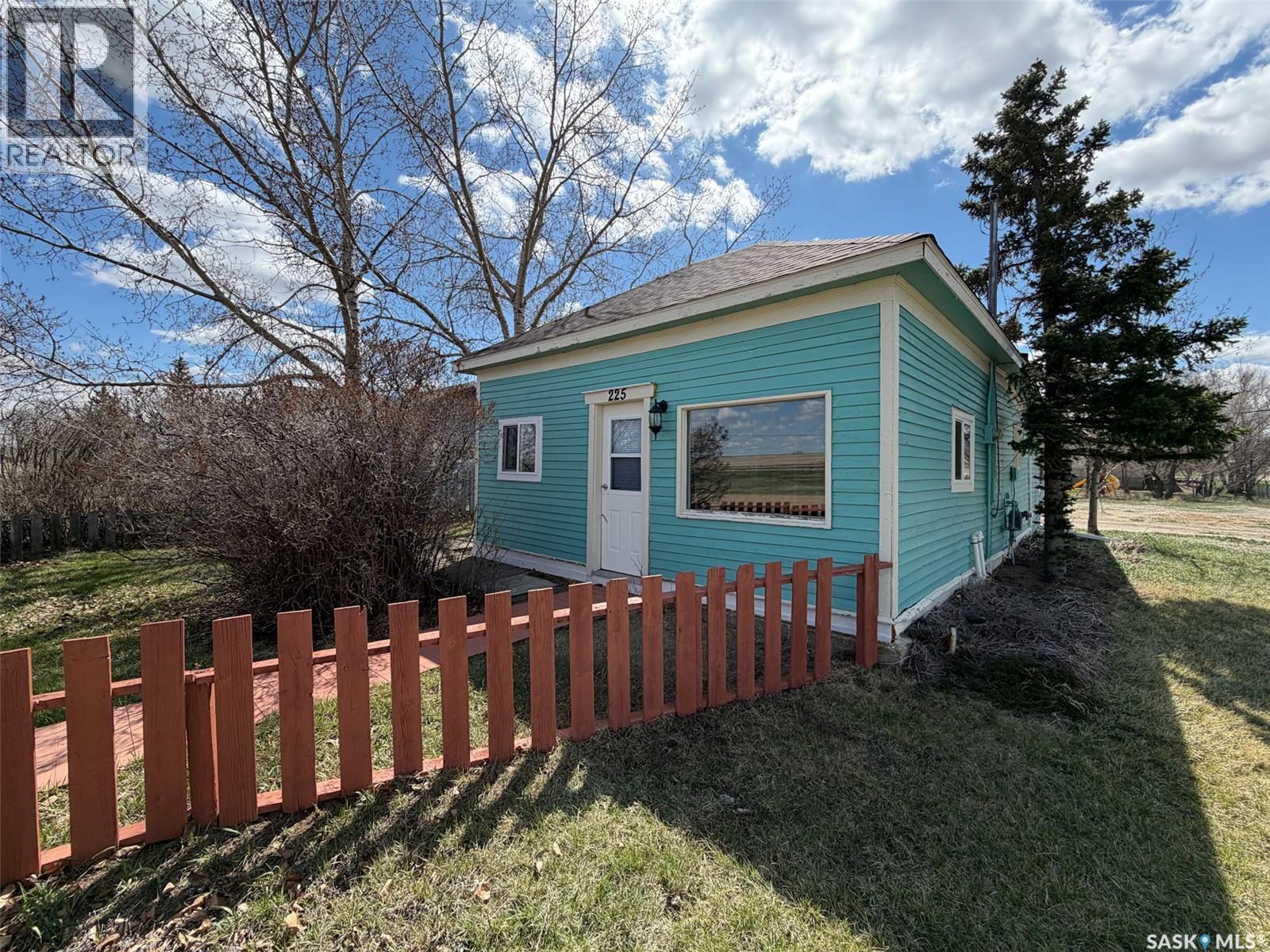 225 1St Avenue W, Frontier, SK - Outdoor