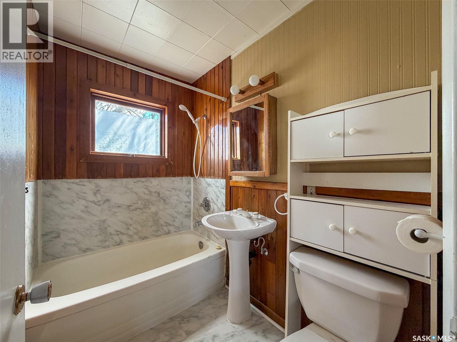 225 1St Avenue W, Frontier, SK - Indoor Photo Showing Bathroom