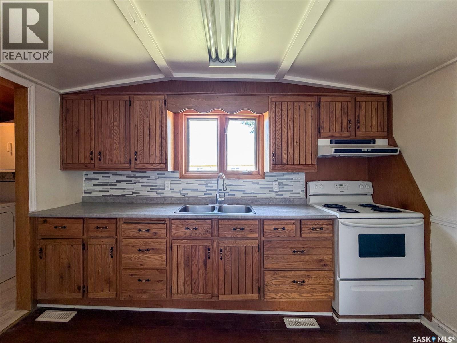 225 1St Avenue W, Frontier, SK - Indoor Photo Showing Kitchen With Double Sink