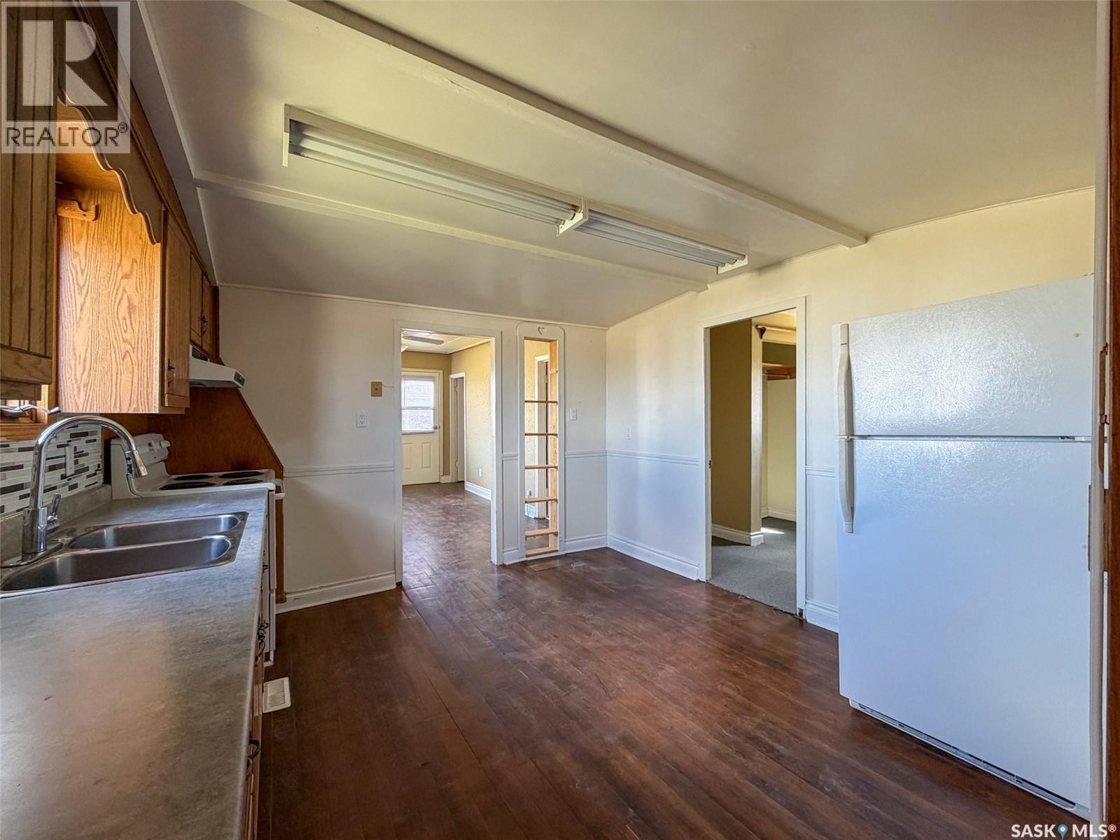 225 1St Avenue W, Frontier, SK - Indoor Photo Showing Kitchen With Double Sink