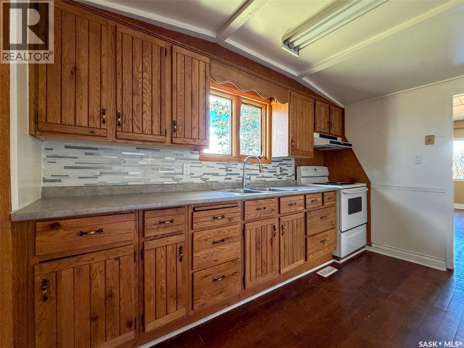 225 1St Avenue W, Frontier, SK - Indoor Photo Showing Kitchen With Double Sink