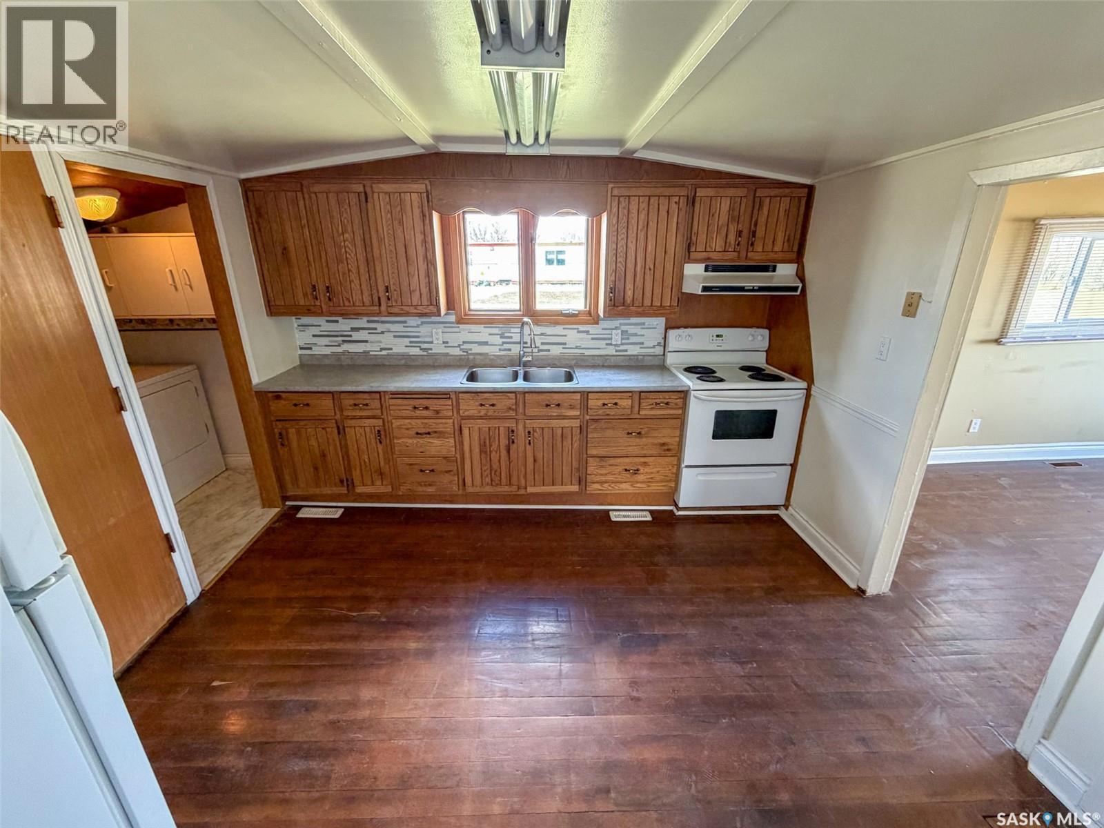 225 1St Avenue W, Frontier, SK - Indoor Photo Showing Kitchen With Double Sink