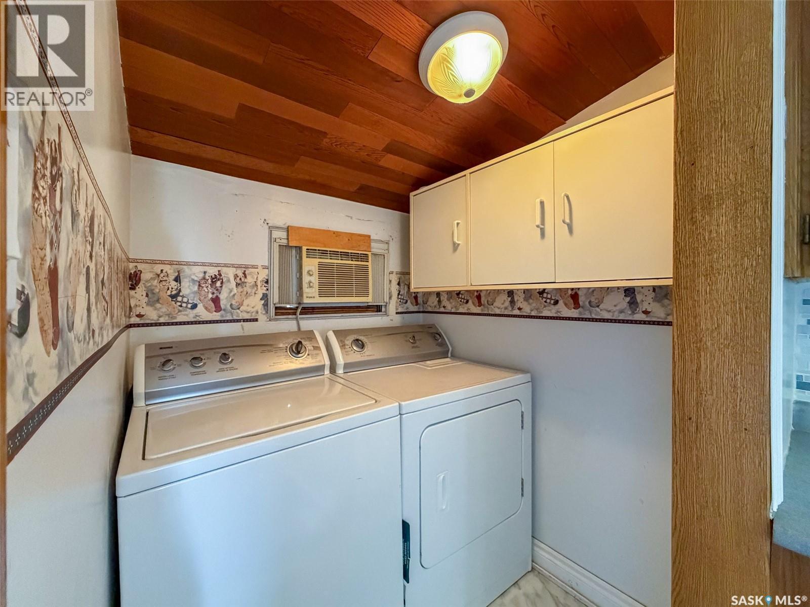 225 1St Avenue W, Frontier, SK - Indoor Photo Showing Laundry Room