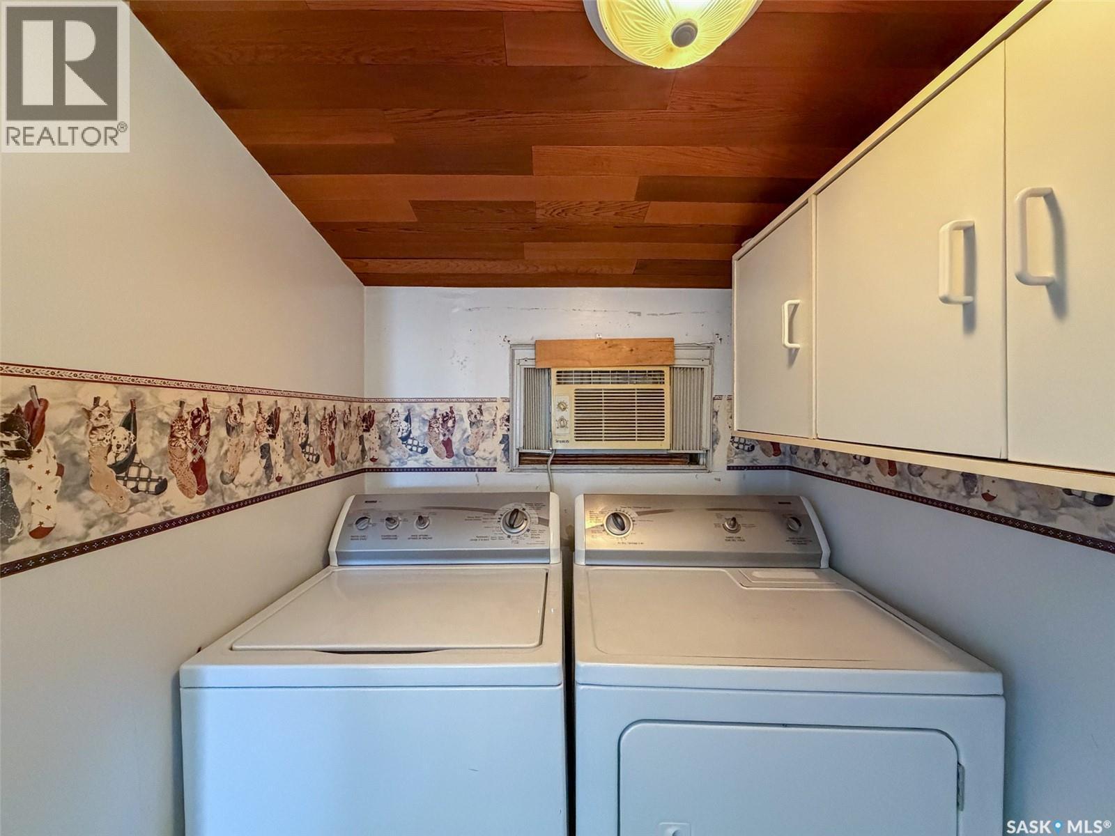 225 1St Avenue W, Frontier, SK - Indoor Photo Showing Laundry Room