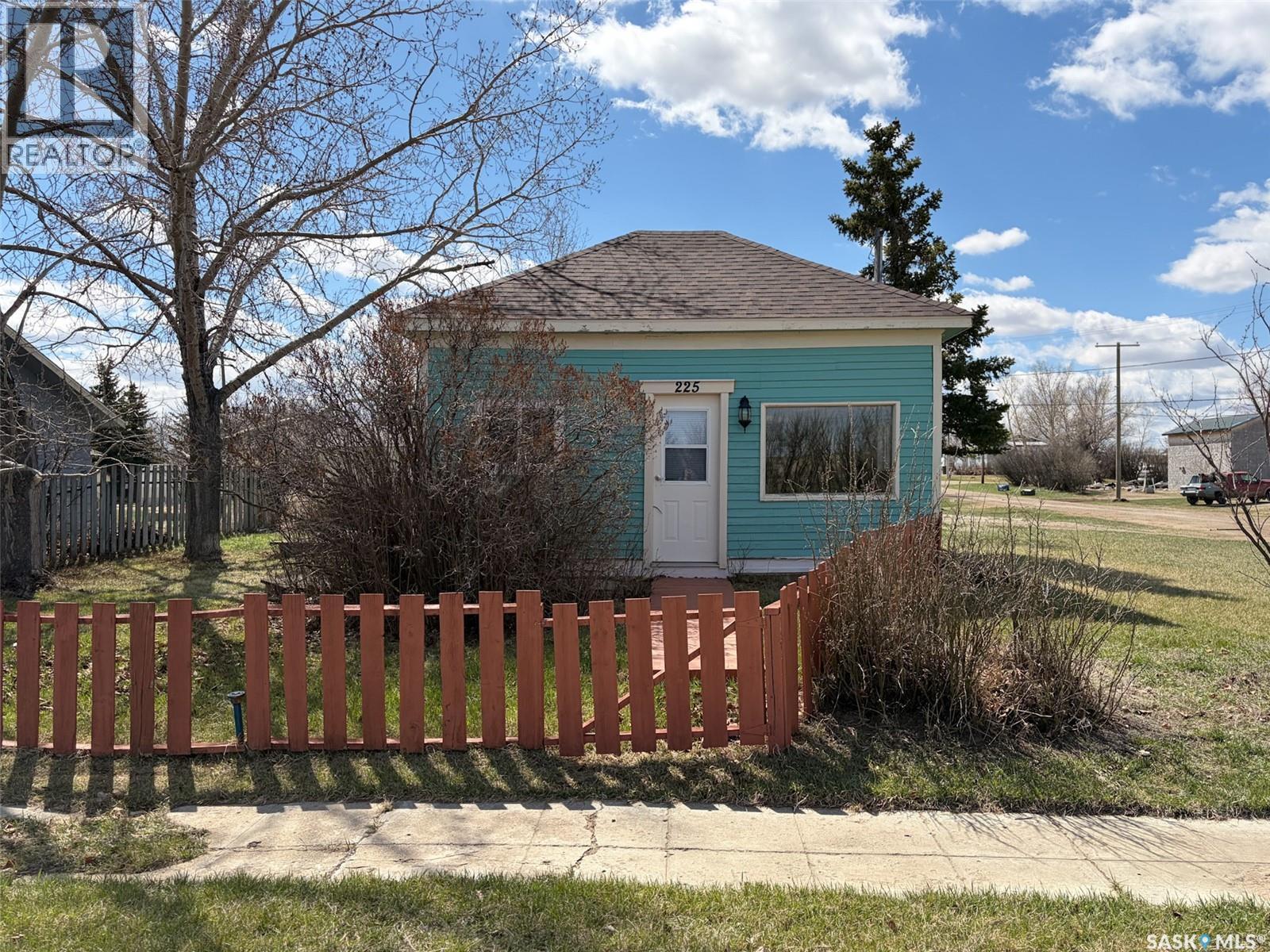 225 1St Avenue W, Frontier, SK - Outdoor