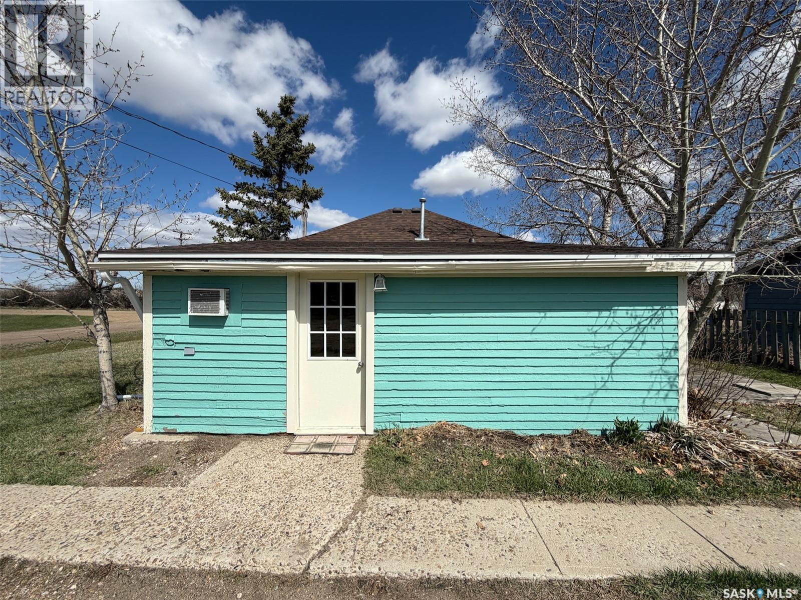 225 1St Avenue W, Frontier, SK - Outdoor