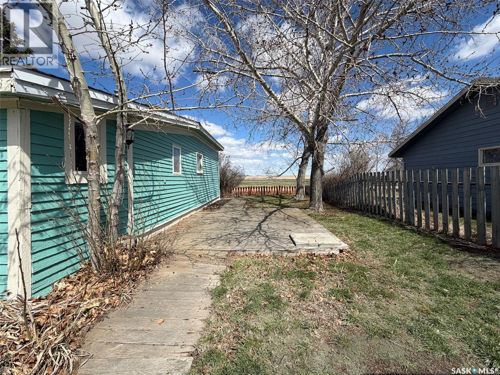 225 1St Avenue W, Frontier, SK - Outdoor