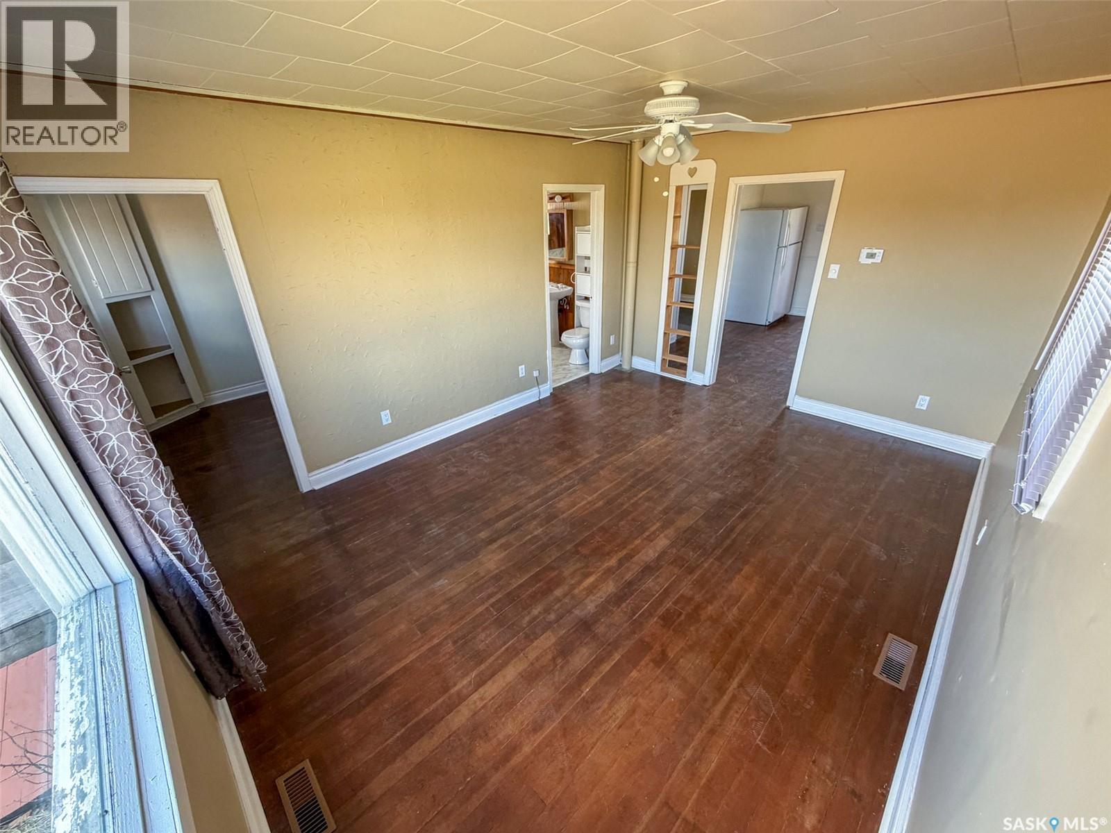 225 1St Avenue W, Frontier, SK - Indoor Photo Showing Other Room