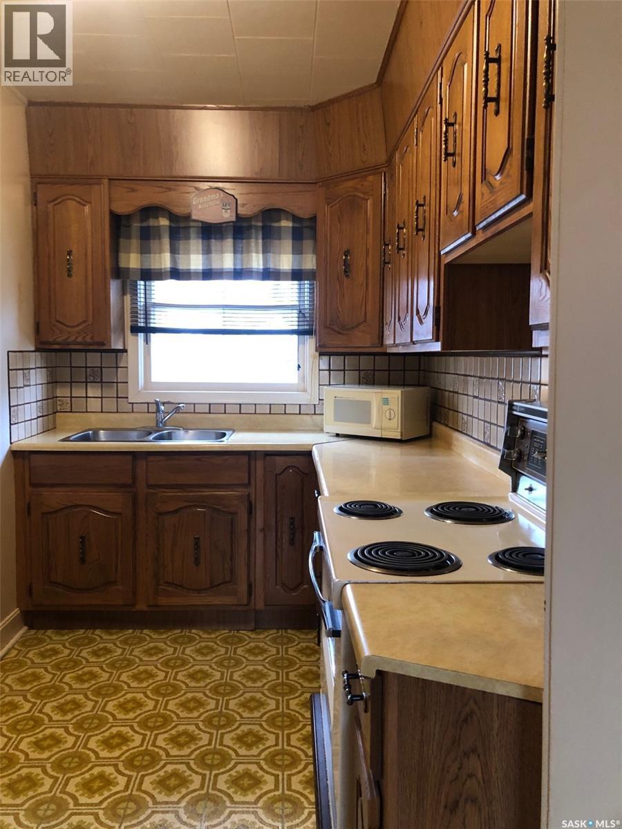 309 Fifth Avenue E, Canora, SK - Indoor Photo Showing Kitchen With Double Sink